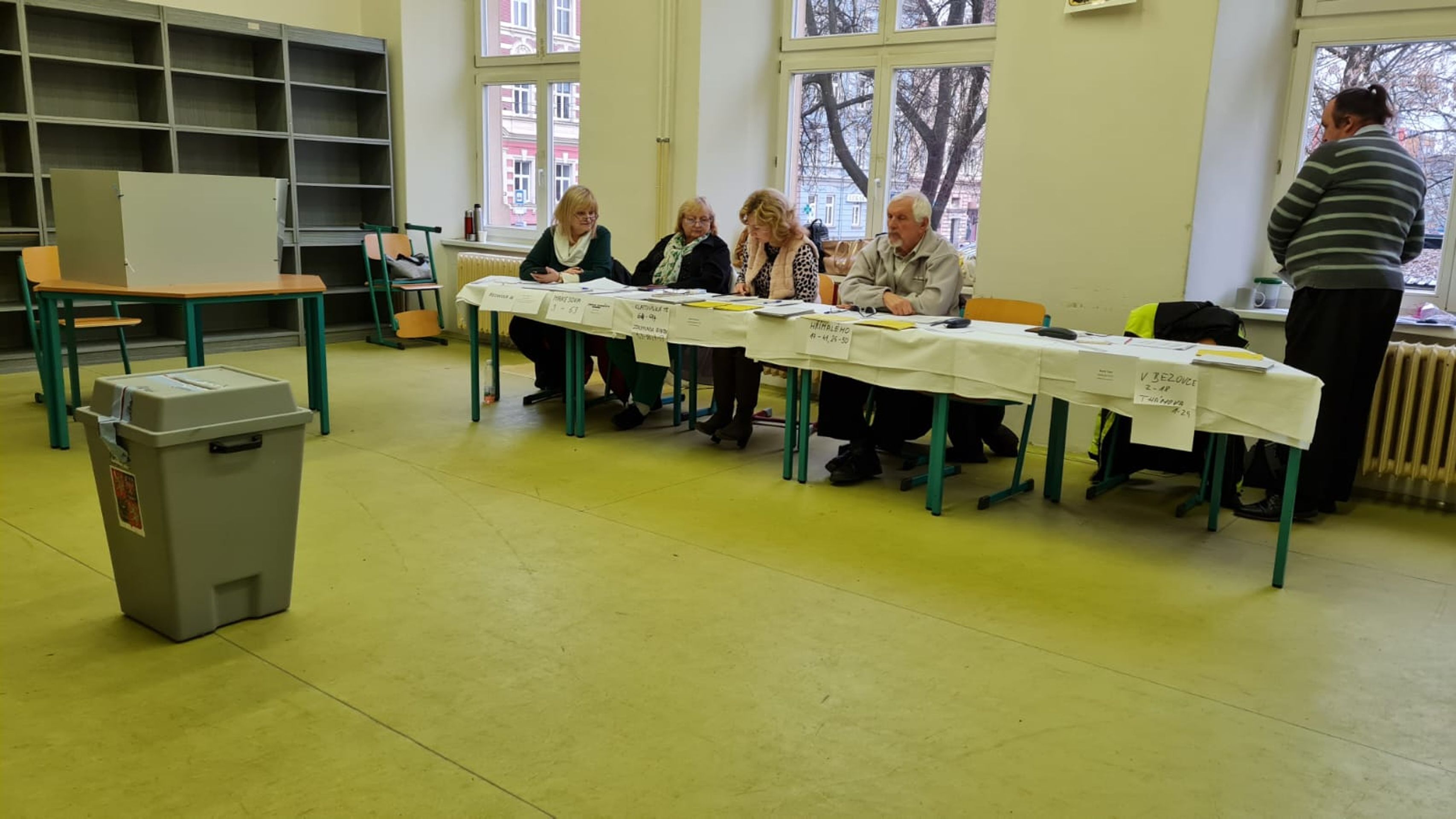 Volební místnost v Plzni (3) - Druhé kolo prezidentských voleb (32/35)