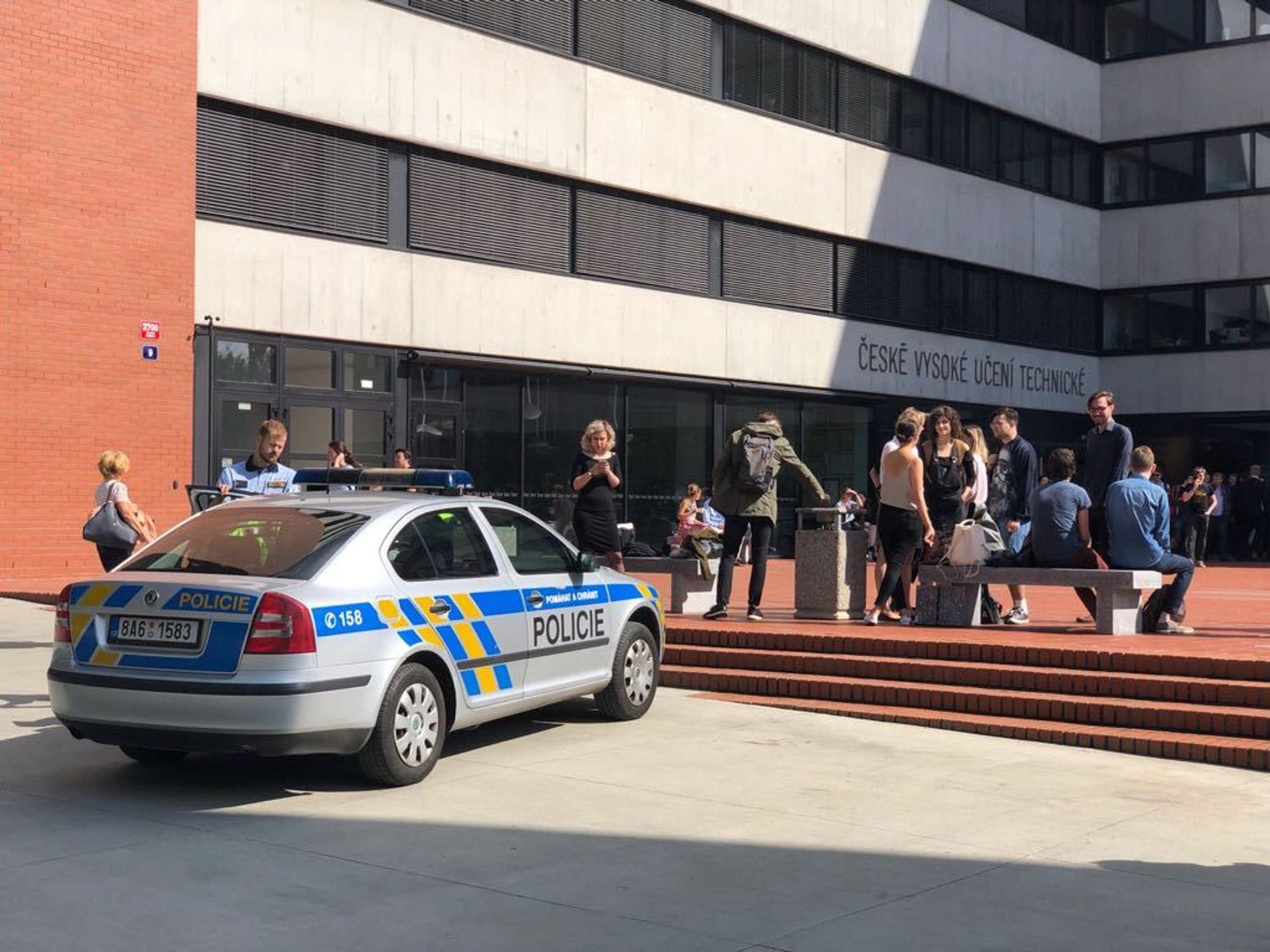 Nahlášení bomby ve všech budovách CVUT v Praze - 4 - GALERIE: Nahlášení bomby ve všech budovách CVUT v Praze (4/8)