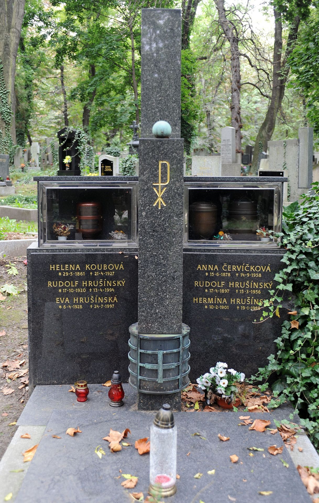 Hrob Rudolfa Hrušínského - 1 - GALERIE: Hrob, ve kterém odpočívá herec Rudolf Hrušínský (4/4)