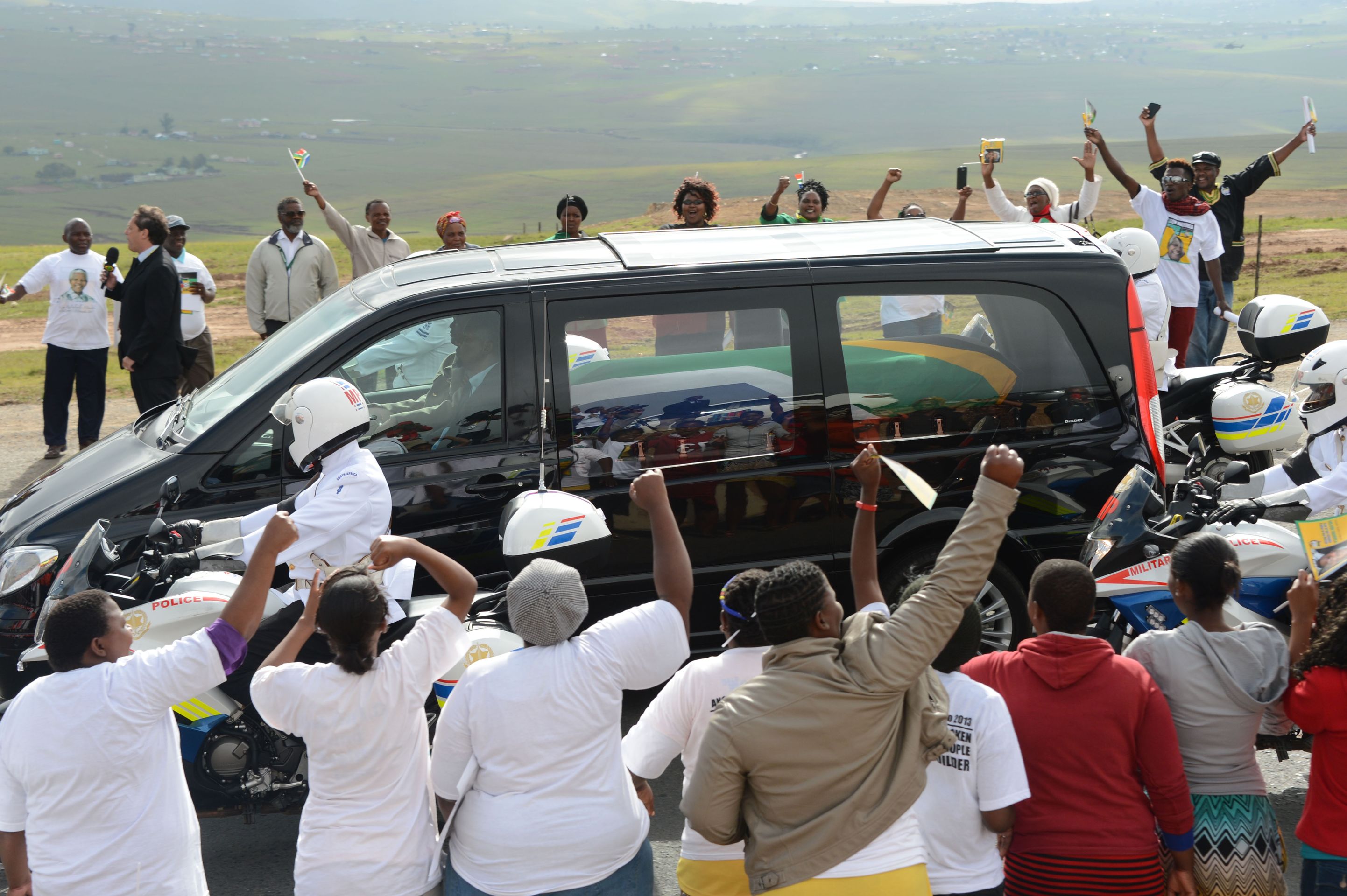 Nelson Mandela - pohřeb - GALERIE: Rakev s Mandelou dorazila do místa jeho dětství (3/4)