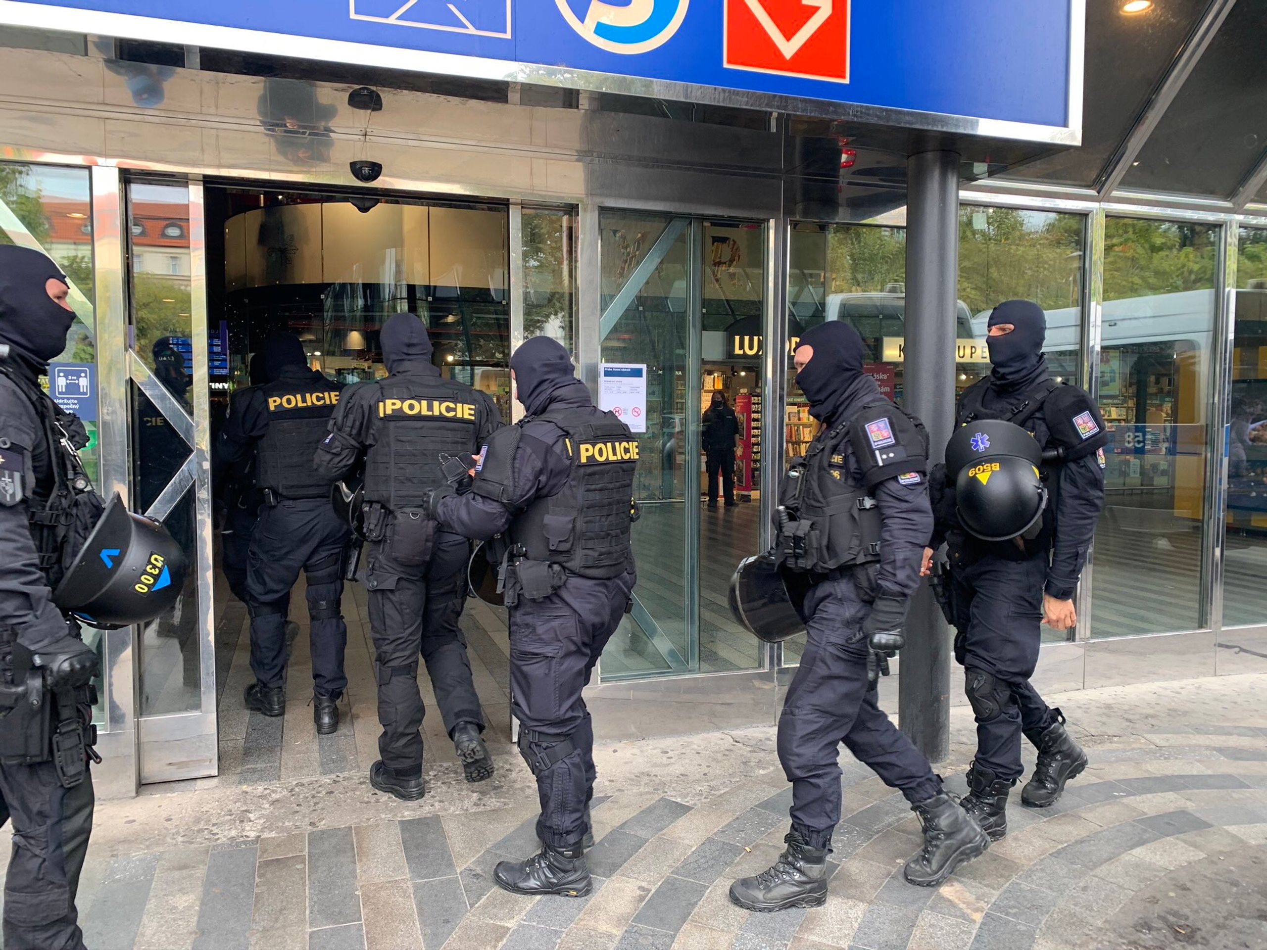 Bezpečnostní opatření policistů na hlavním nádraží v Praze kvůli protestu fotbalových chuligánů - GALERIE: Demonstrace fotbalových chuligánů v Praze proti opatřením (6/17)