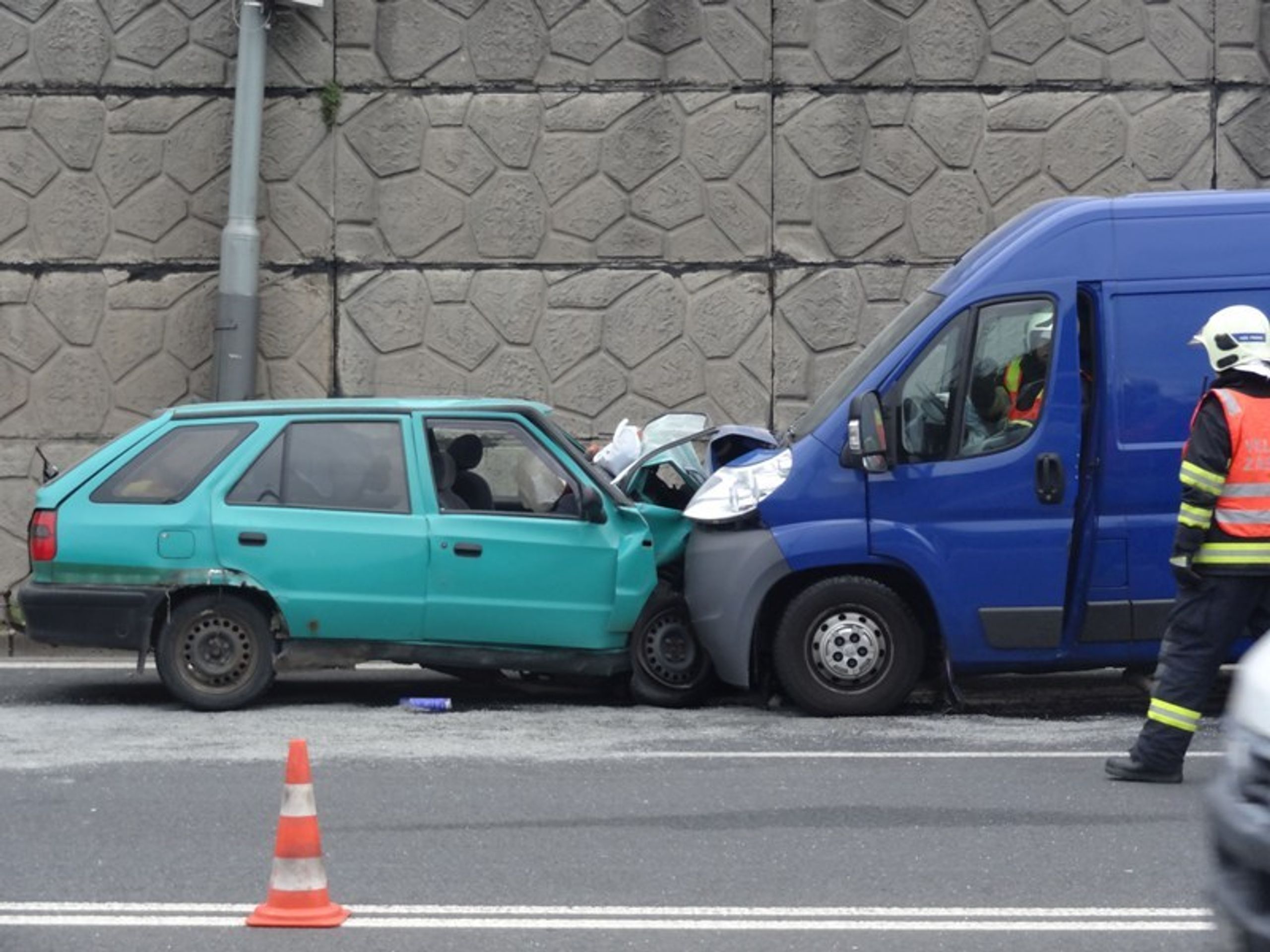 Řidič felicie vjel na pražském Barrandově do protisměru - 2 - GALERIE: Řidič felicie vjel na pražském Barrandově do protisměru (1/7)