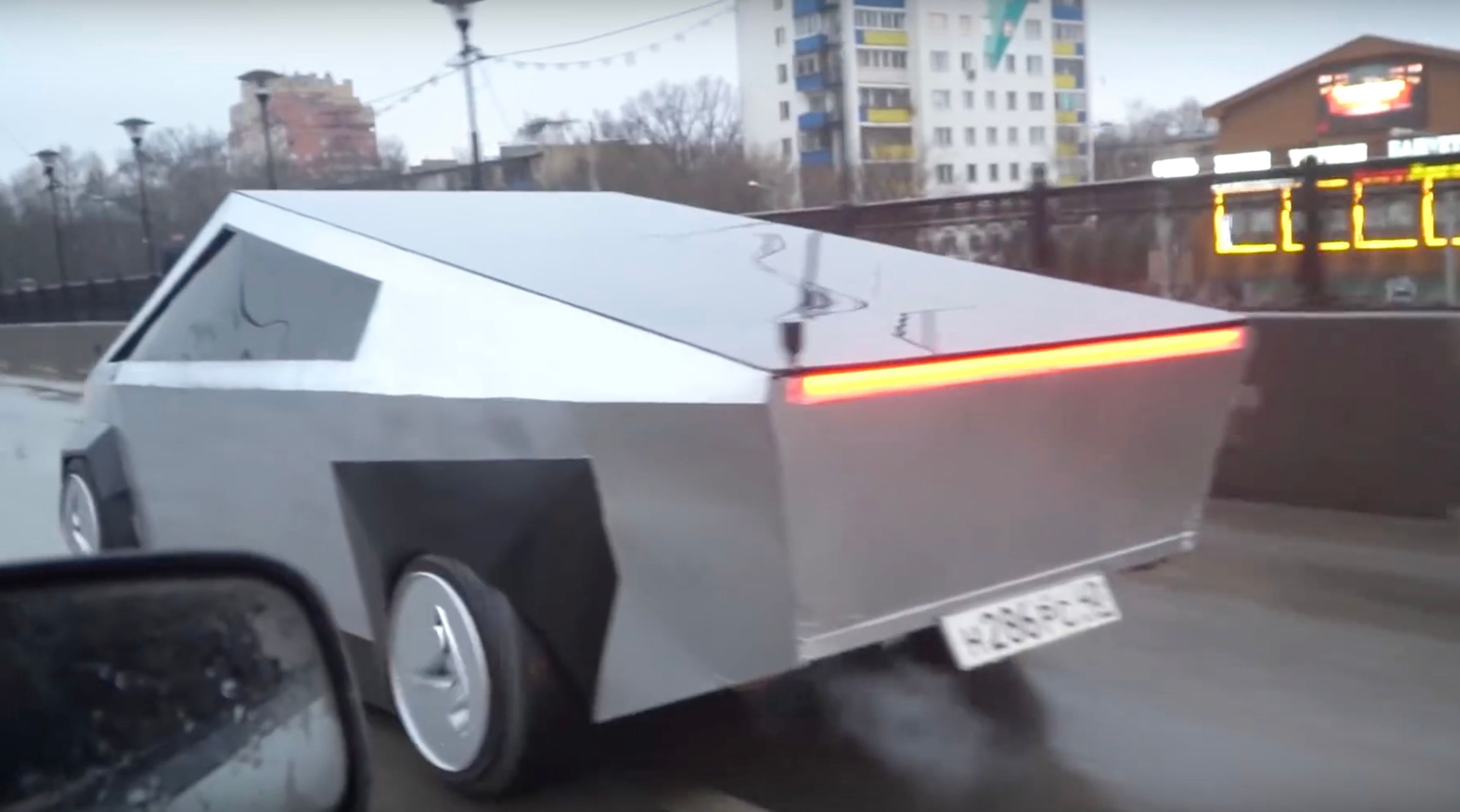 Ruský Cybertruck - Fotogalerie: Takhle vznikala ruská verze Cybertrucku (17/23)