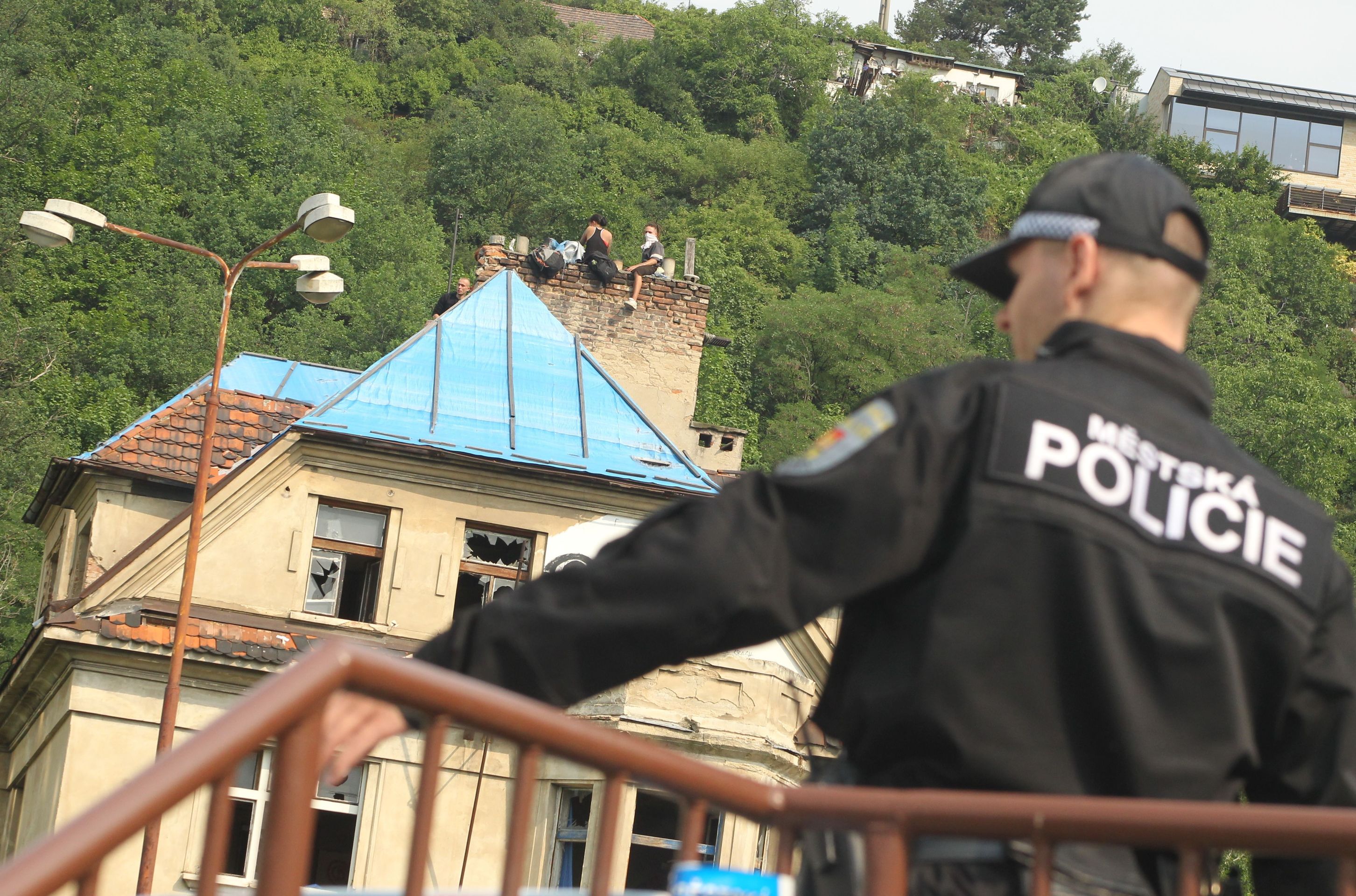 Squatteři obsadili Miladu - 2 - Násilné vyklízení squatu Milada (10/14)