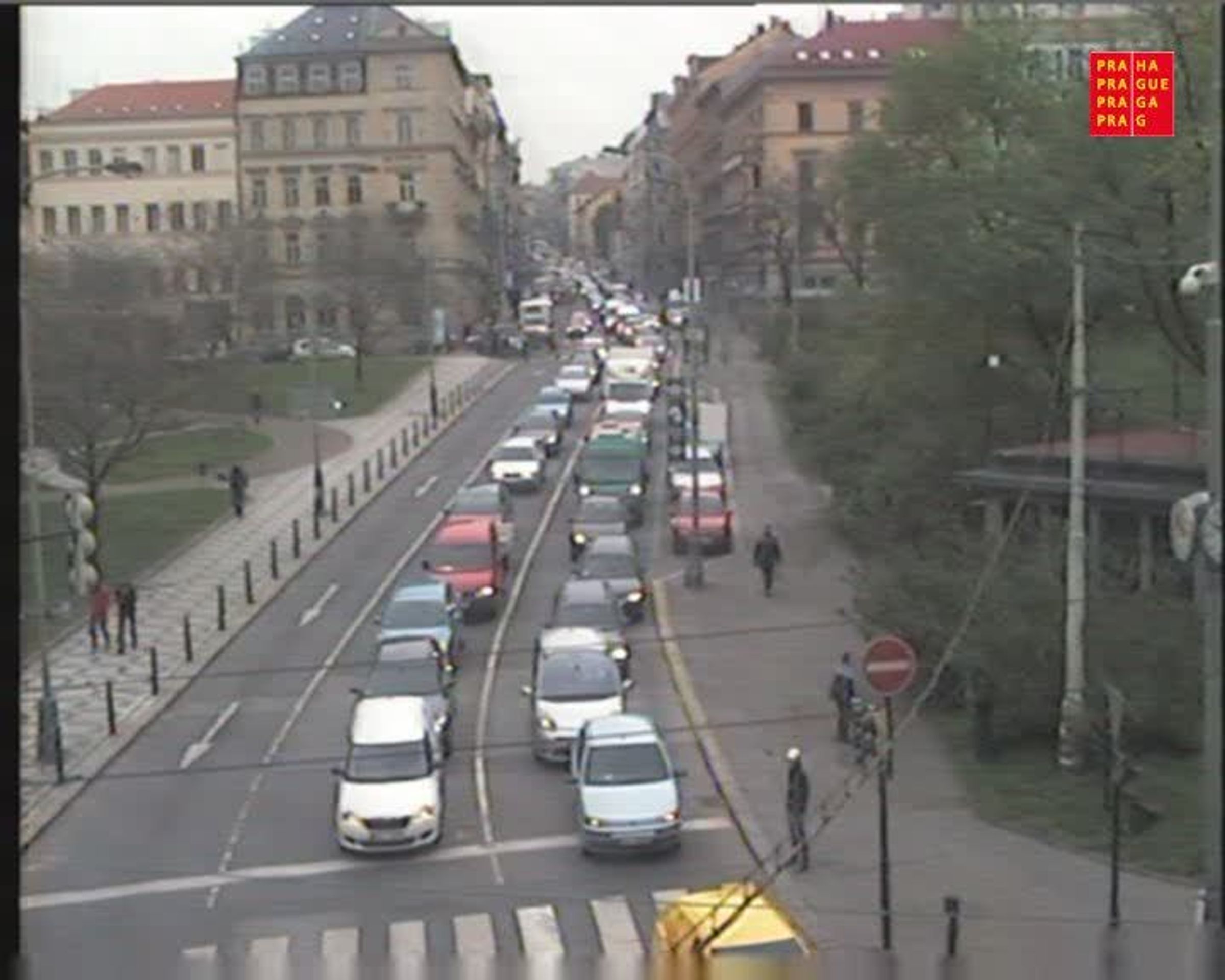 Kolaps dopravy po výbuch v centru Prahy - 3 - GALERIE: Kolony v centru Prahy po výbuchu (3/7)