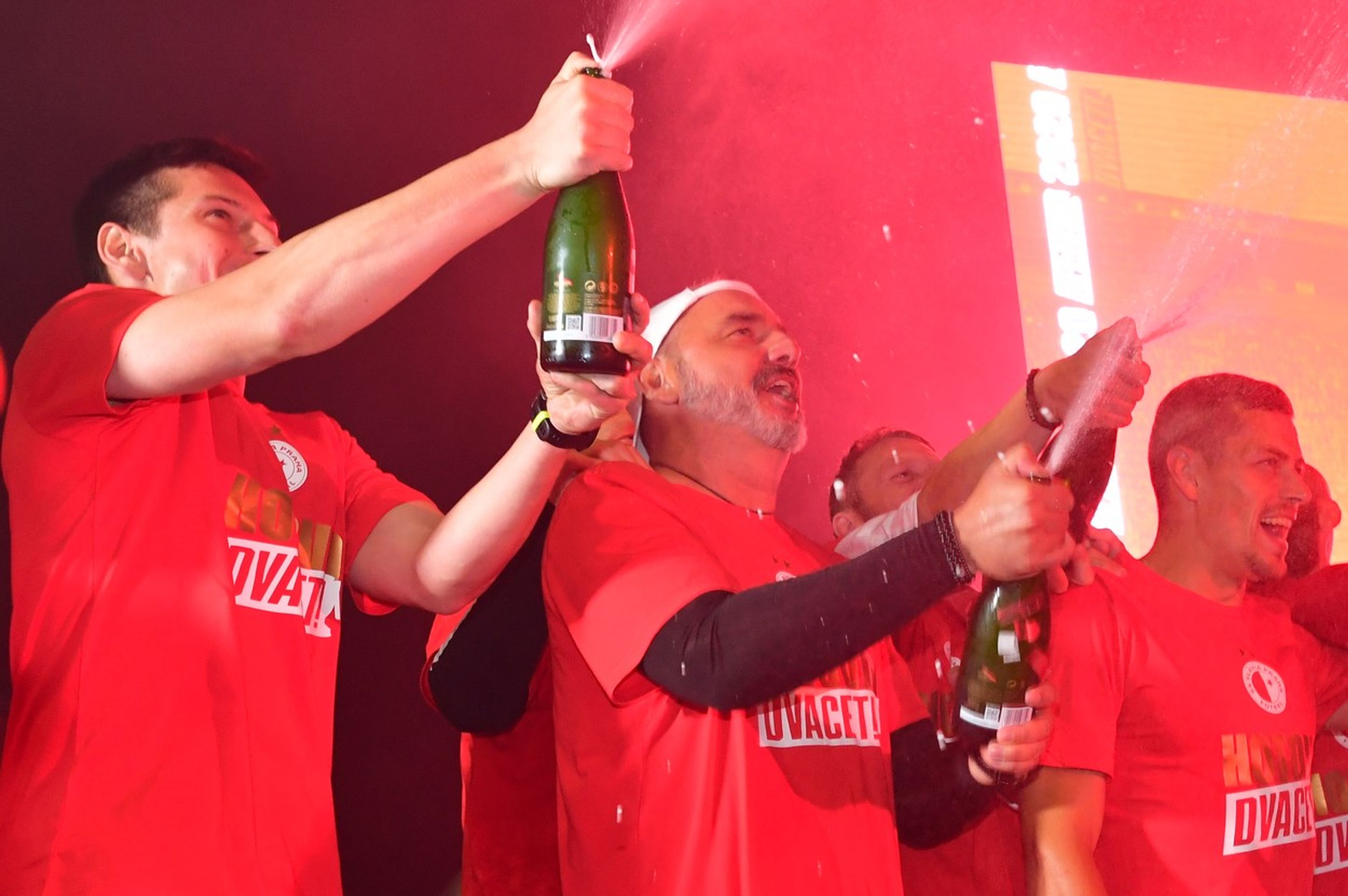Šampaňské si bouchl i trenér Jindřich Trpišovský - GALERIE: Slávisté si užili oslavy titulu před stadionem s tisícem fandů! (2/12)