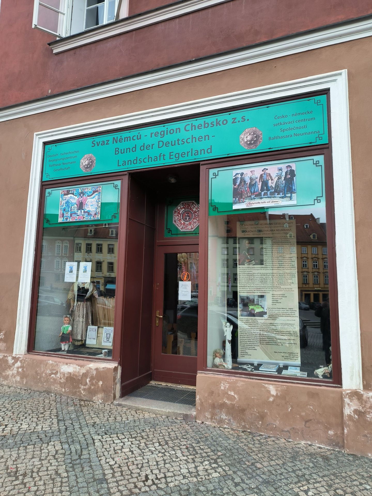 Výlohy po vyčištění - Vandalský čin v Chebu (3/4)