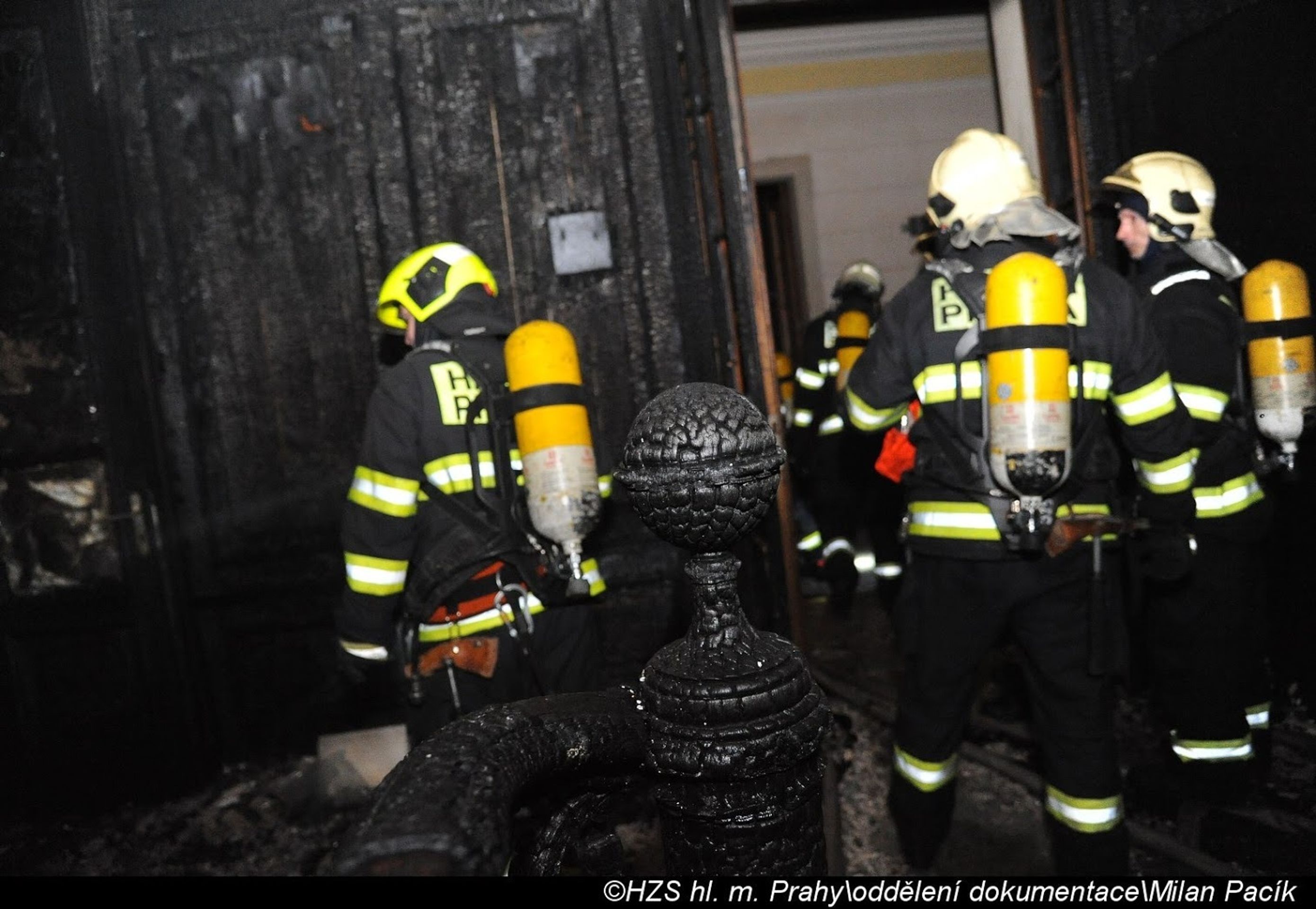 Při požáru hotelu v Praze zemřeli dva lidé - 24 - GALERIE: Požár hotelu v centru Prahy (10/33)