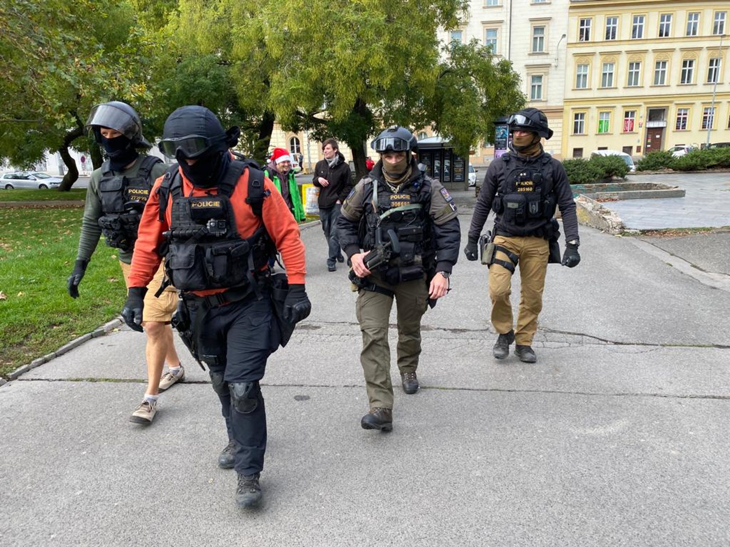 Bezpečnostní opatření policistů na hlavním nádraží v Praze kvůli protestu fotbalových chuligánů - GALERIE: Demonstrace fotbalových chuligánů v Praze proti opatřením (11/17)