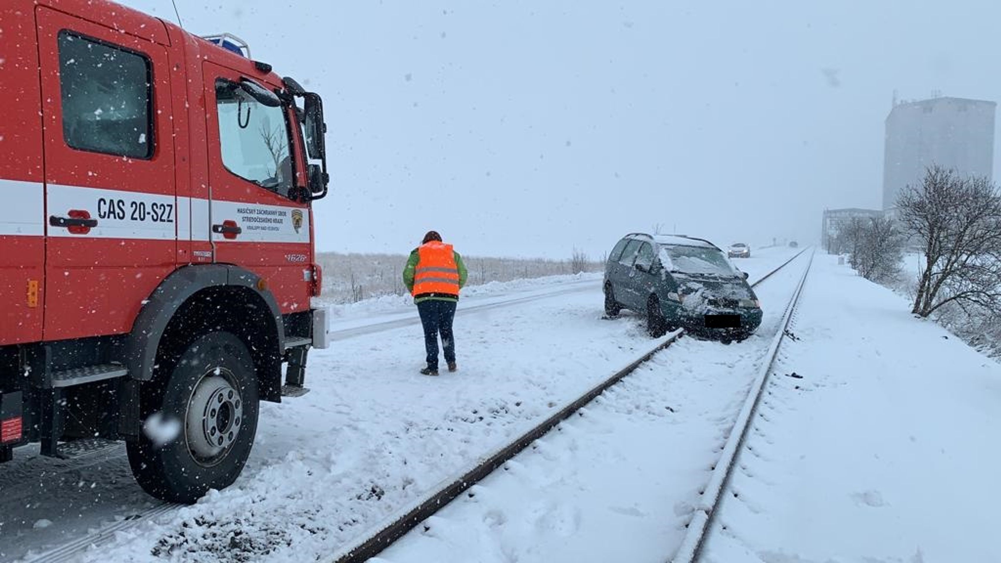 Sníh komplikuje dopravu - 7 - GALERIE: Sníh ochromil dopravu v Česku (8/18)