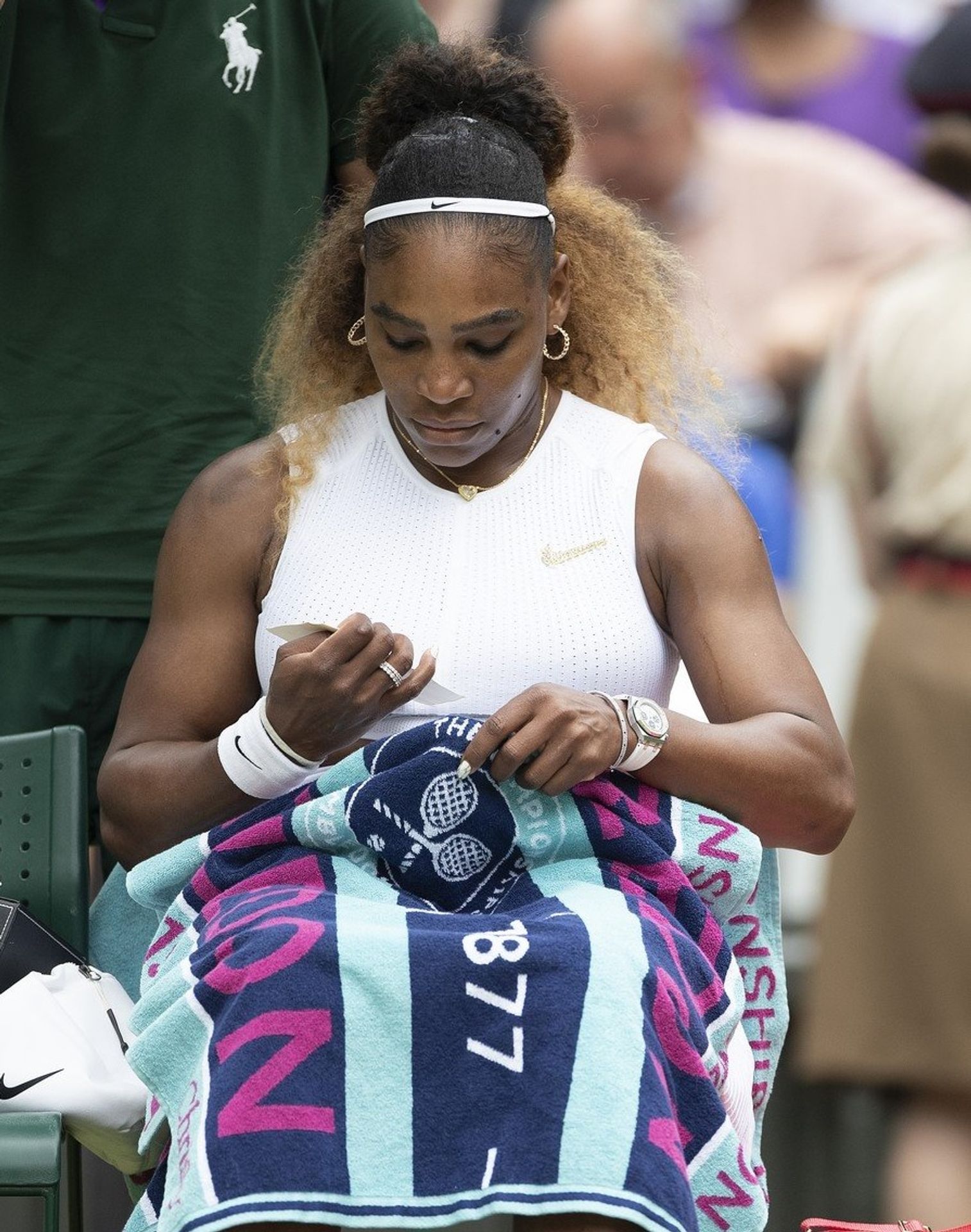 Serena Williamsová a její tahák - GALERIE: Serena Williamsová skrývá pod ručníkem tajnou zbraň (2/4)