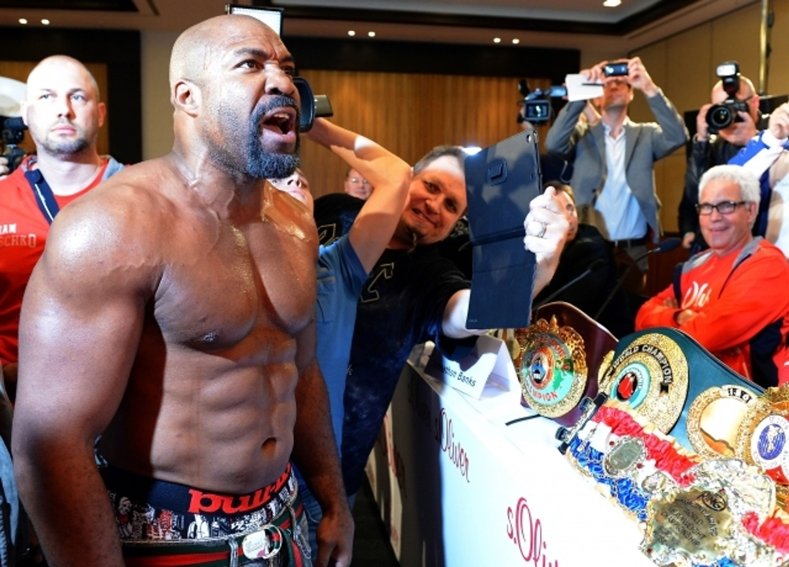 Vladimir Kličko a narušitel Briggs na tiskovce - 7 - GALERIE: Polonahý boxer Briggs narušil tiskovku Klička (7/8)
