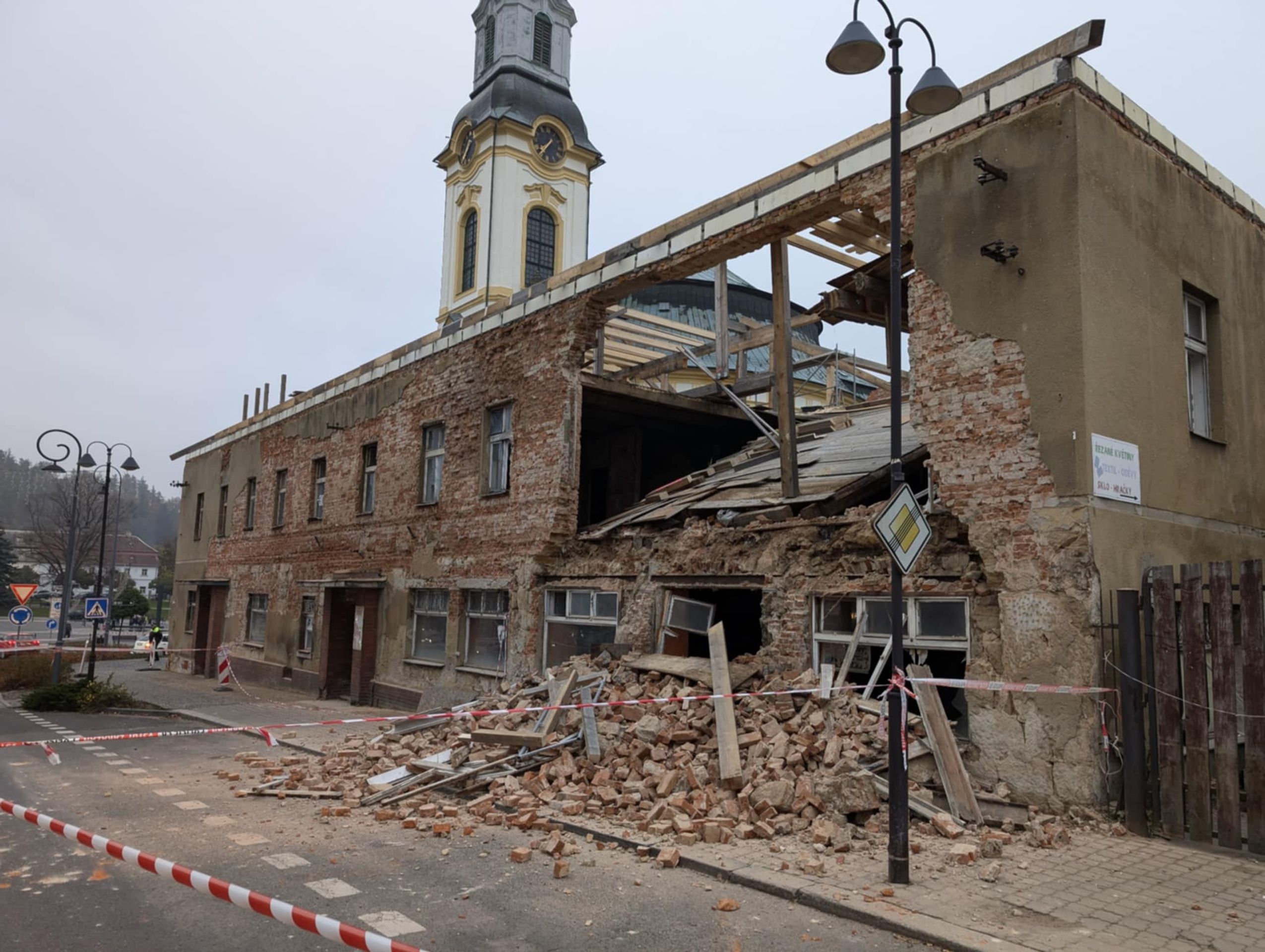 Zřícená restaurace Pošta (3) - Zřícená restaurace Pošta (4/4)
