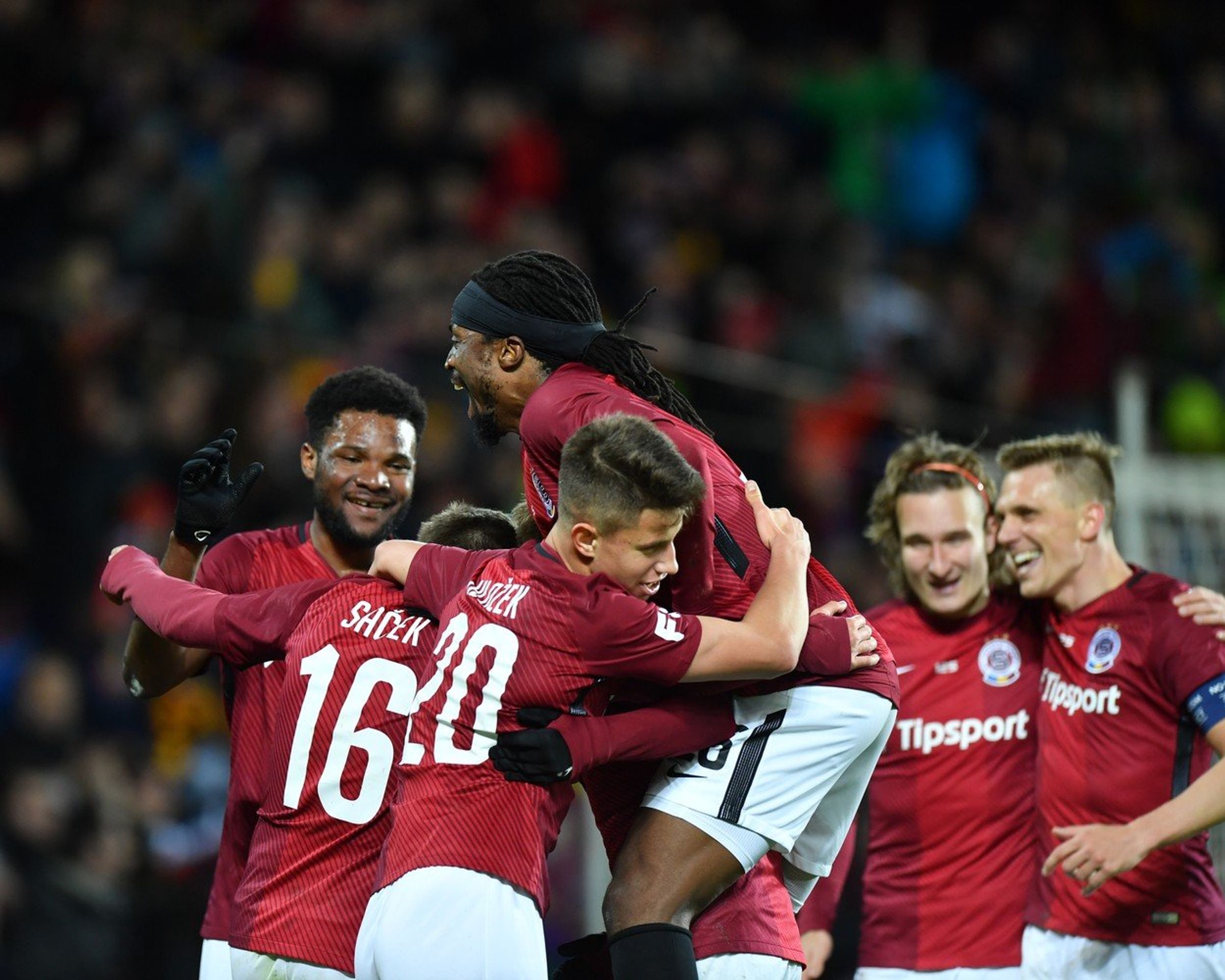 Fotbalisté Sparty se radují - GALERIE: Fanoušci Plzně řádili na Letné a zasahovala policie (5/5)