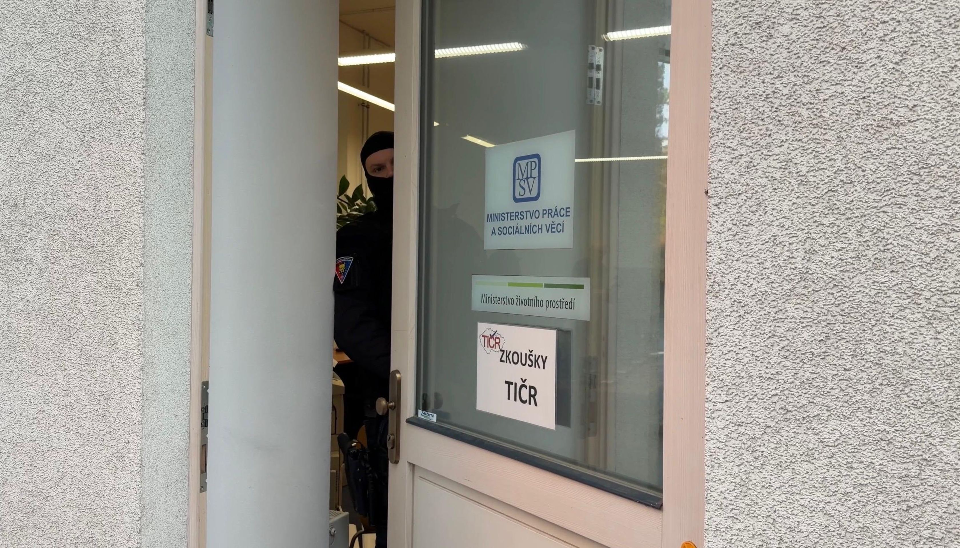 Policejní zásah na Technické inspekci ČR - Policejní zásah na Technické inspekci ČR (4/5)