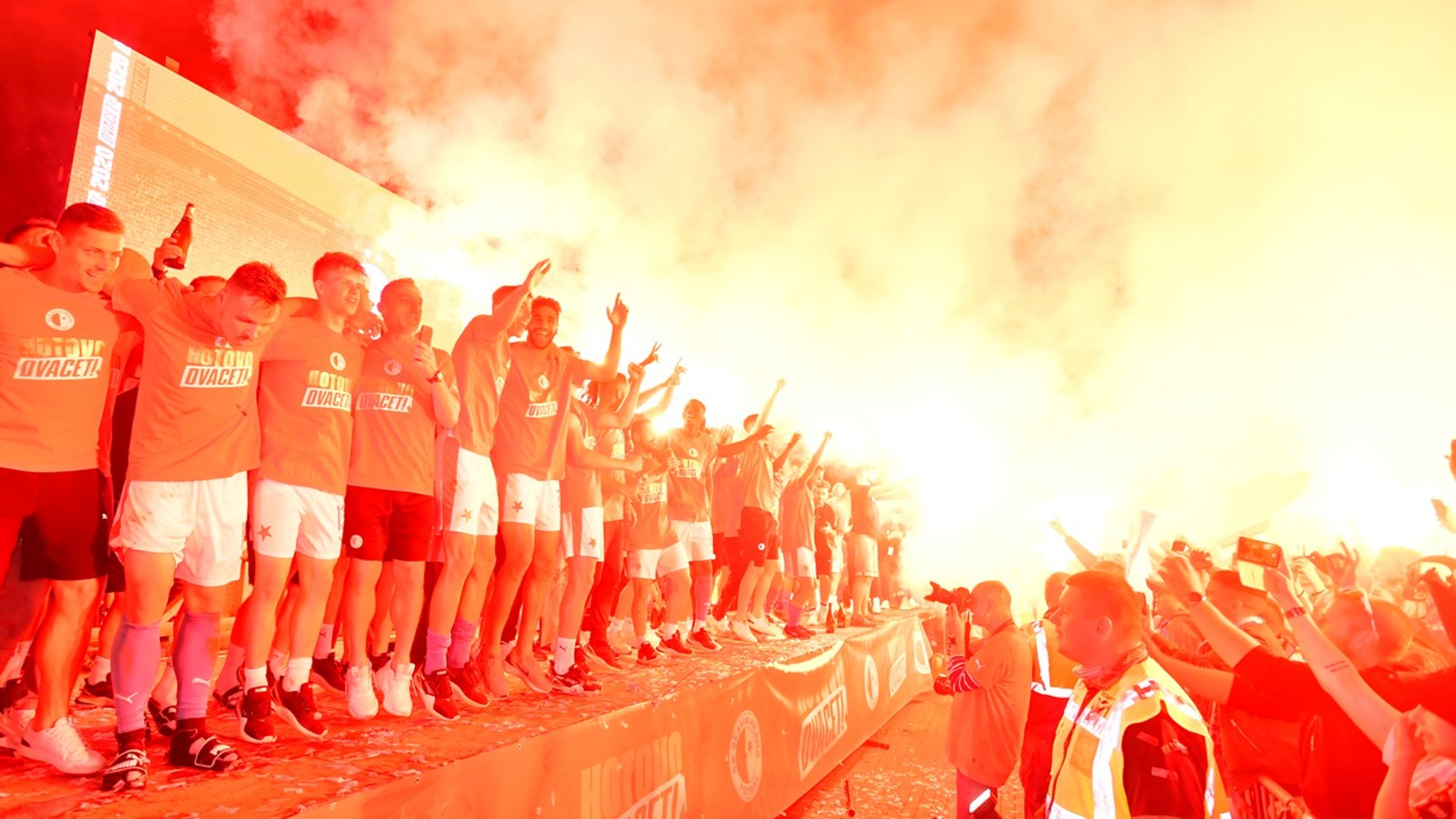 Hráči na pódiu byli jako v pekle - GALERIE: Slávisté si užili oslavy titulu před stadionem s tisícem fandů! (5/12)