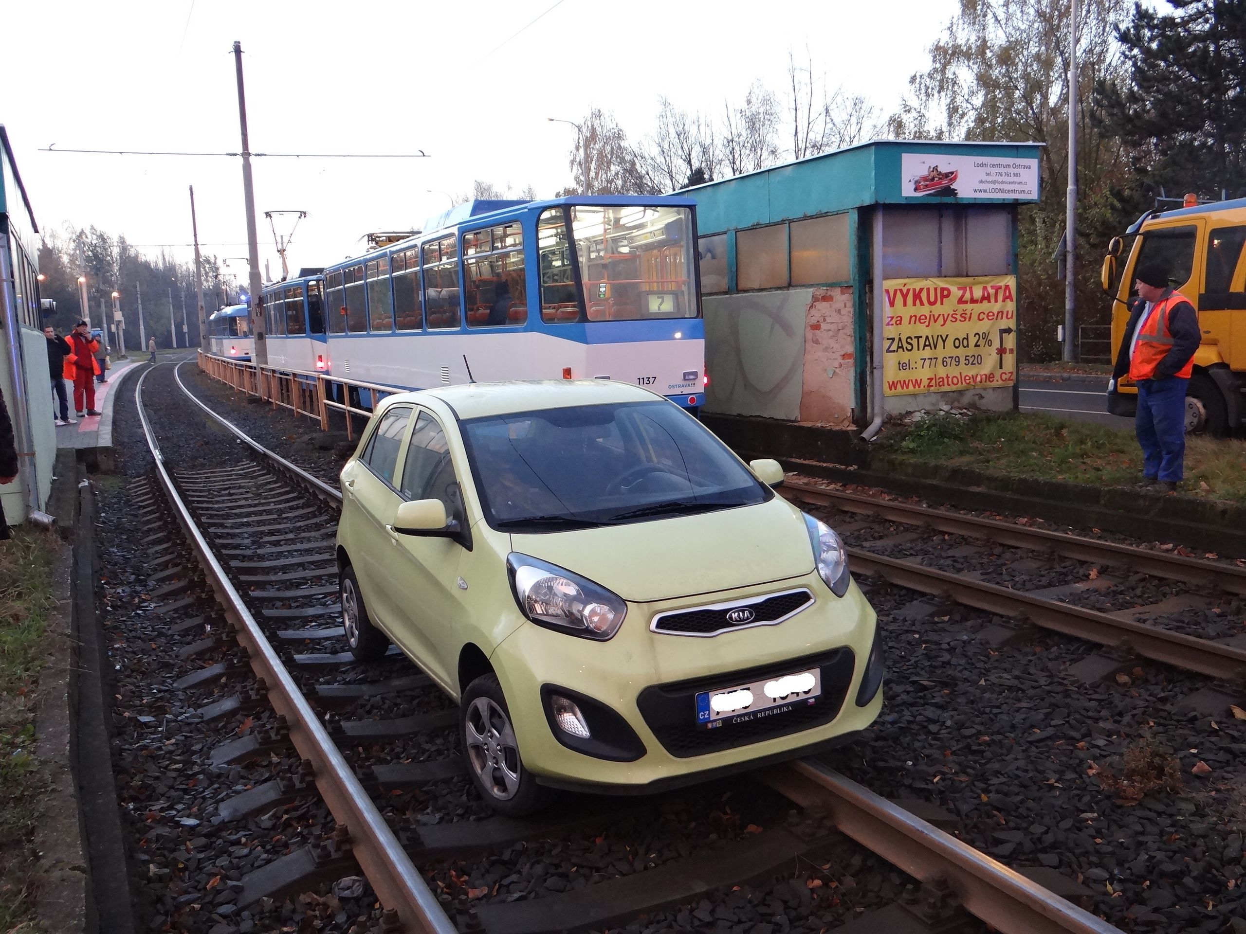 Hasiči vyprošťovali auto z tramvajových kolejí - 1 - Galerie: Hasiči vyprošťovali auto z tramvajových kolejí (1/13)