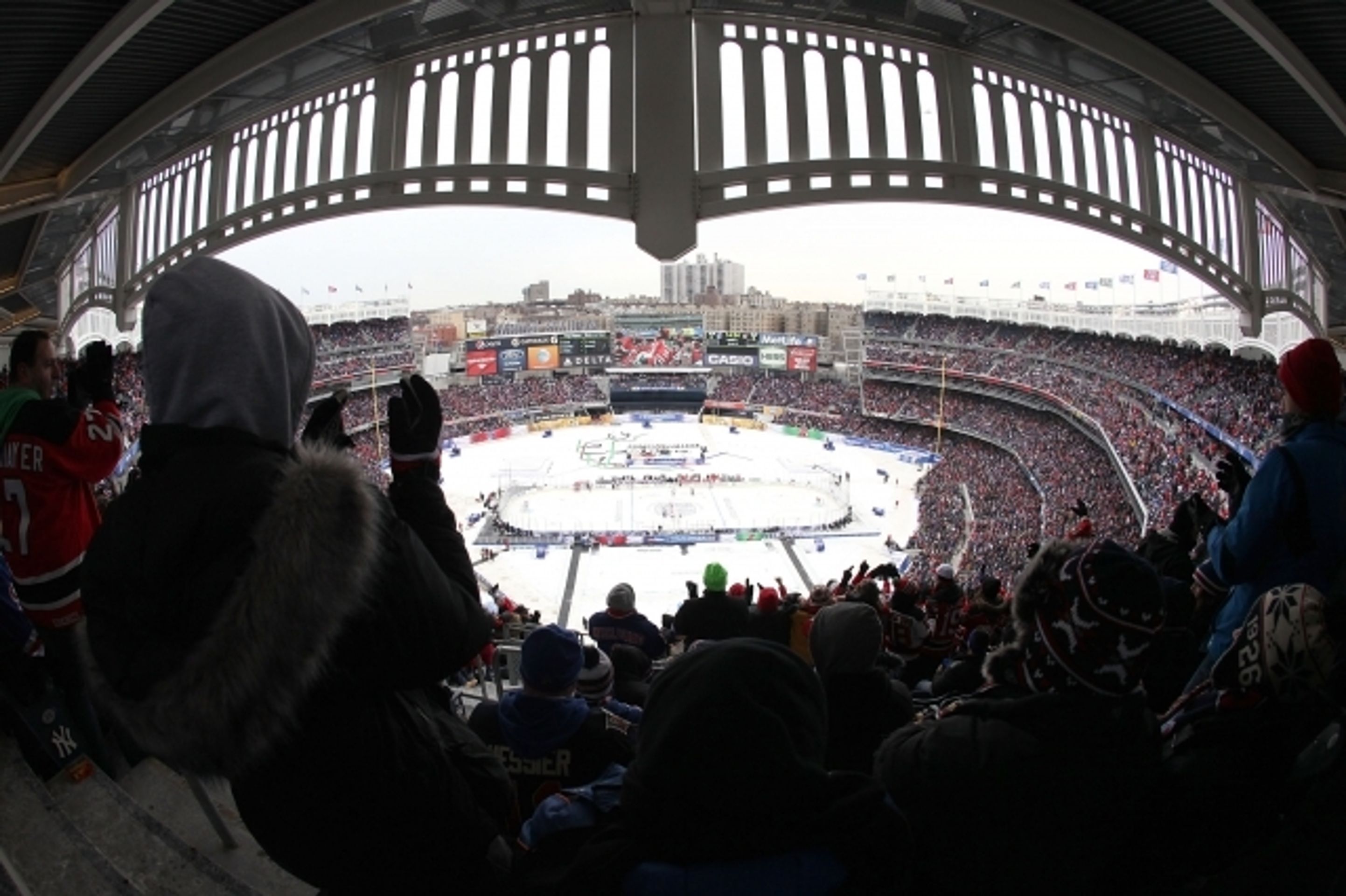 NHL na Yankee Stadium: Devils vs. Rangers - 19 - GALERIE: NHL na stadionu Yankees: Devils - Rangers (20/22)