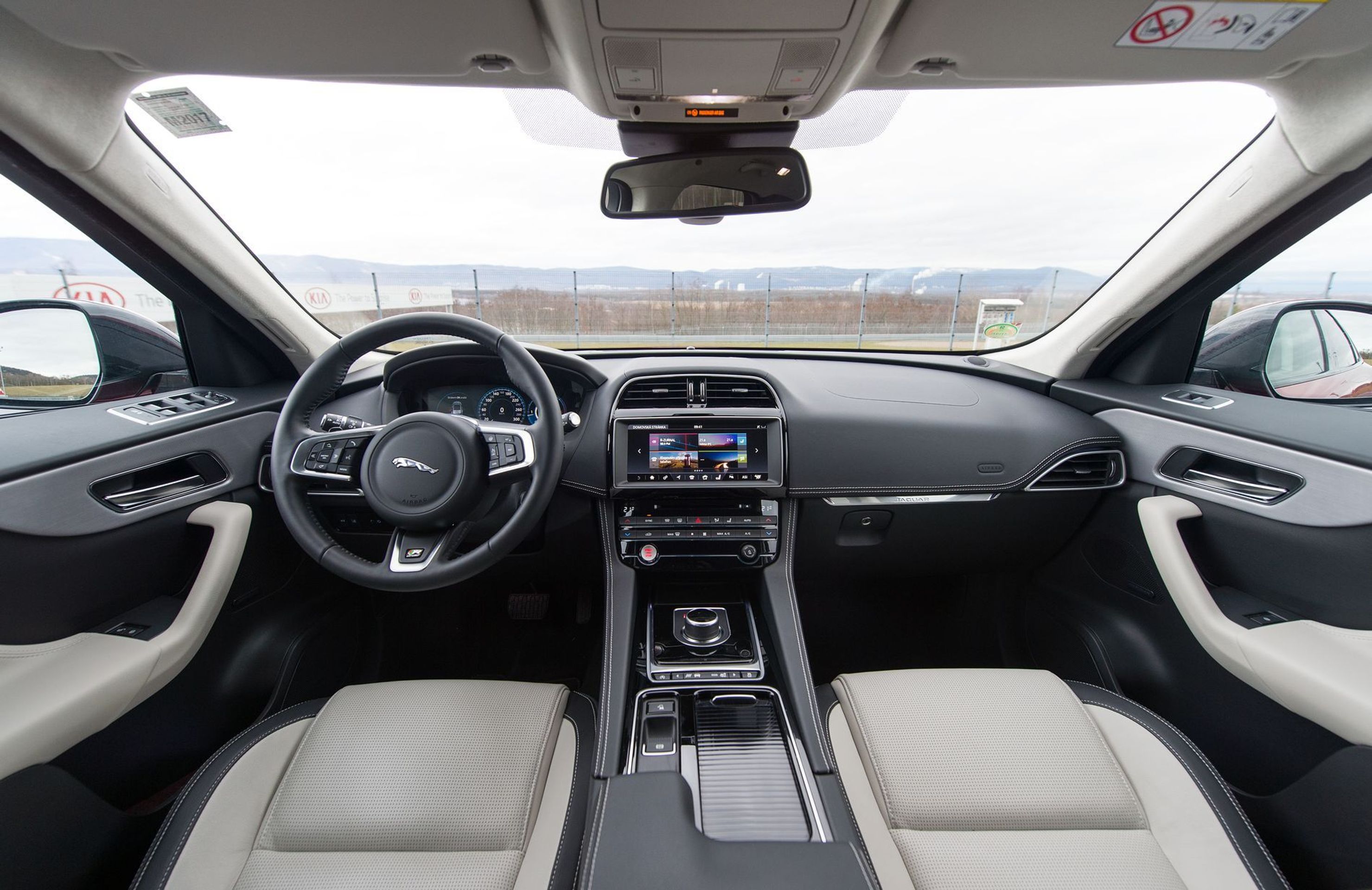 Jaguar F-Pace - 14 - GALERIE: Jaguar F-Pace (13/22)
