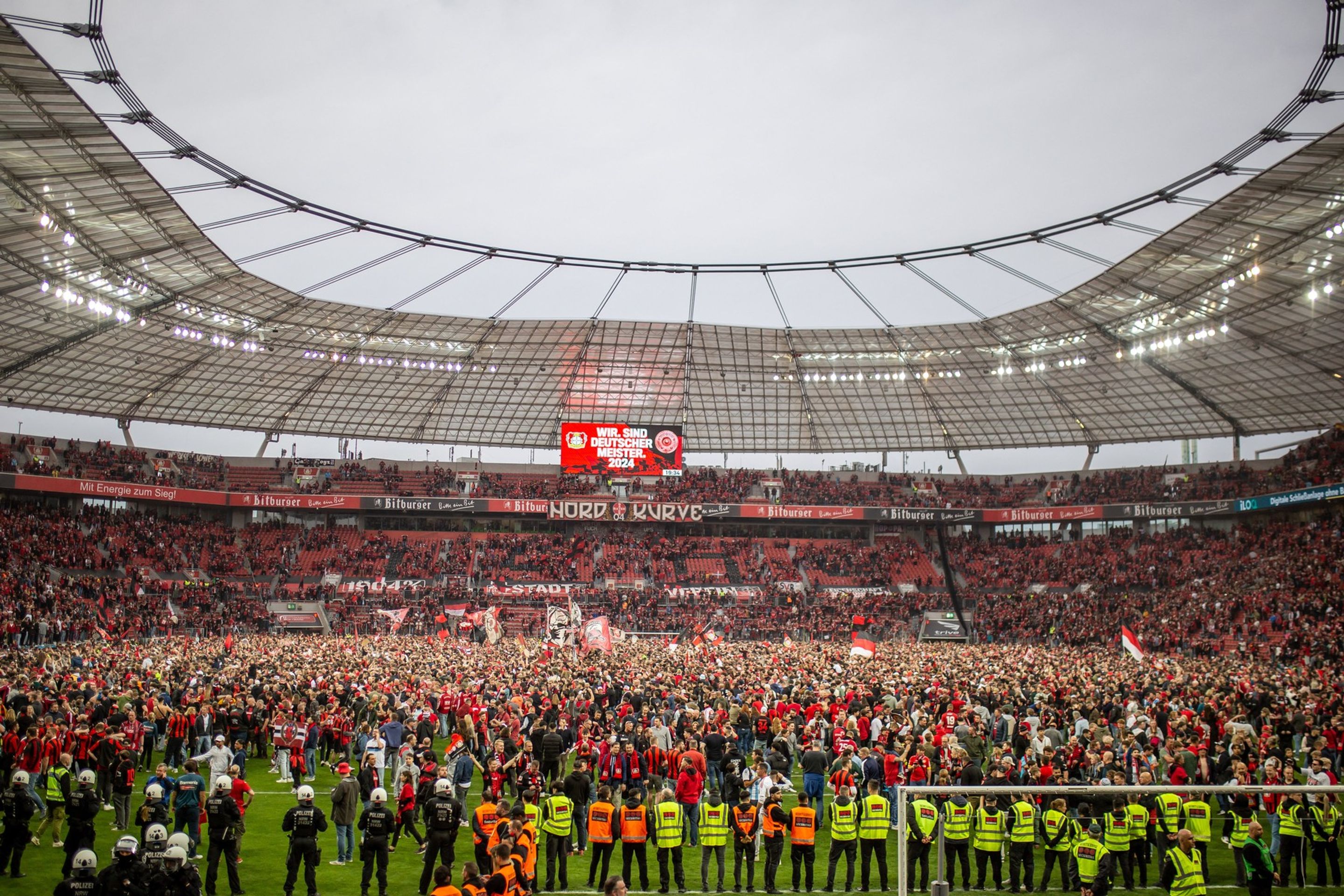 Fanoušci Leverkusenu na stadionu - Oslavy fanoušků a hráčů Bayeru Leverkusen (1/10)