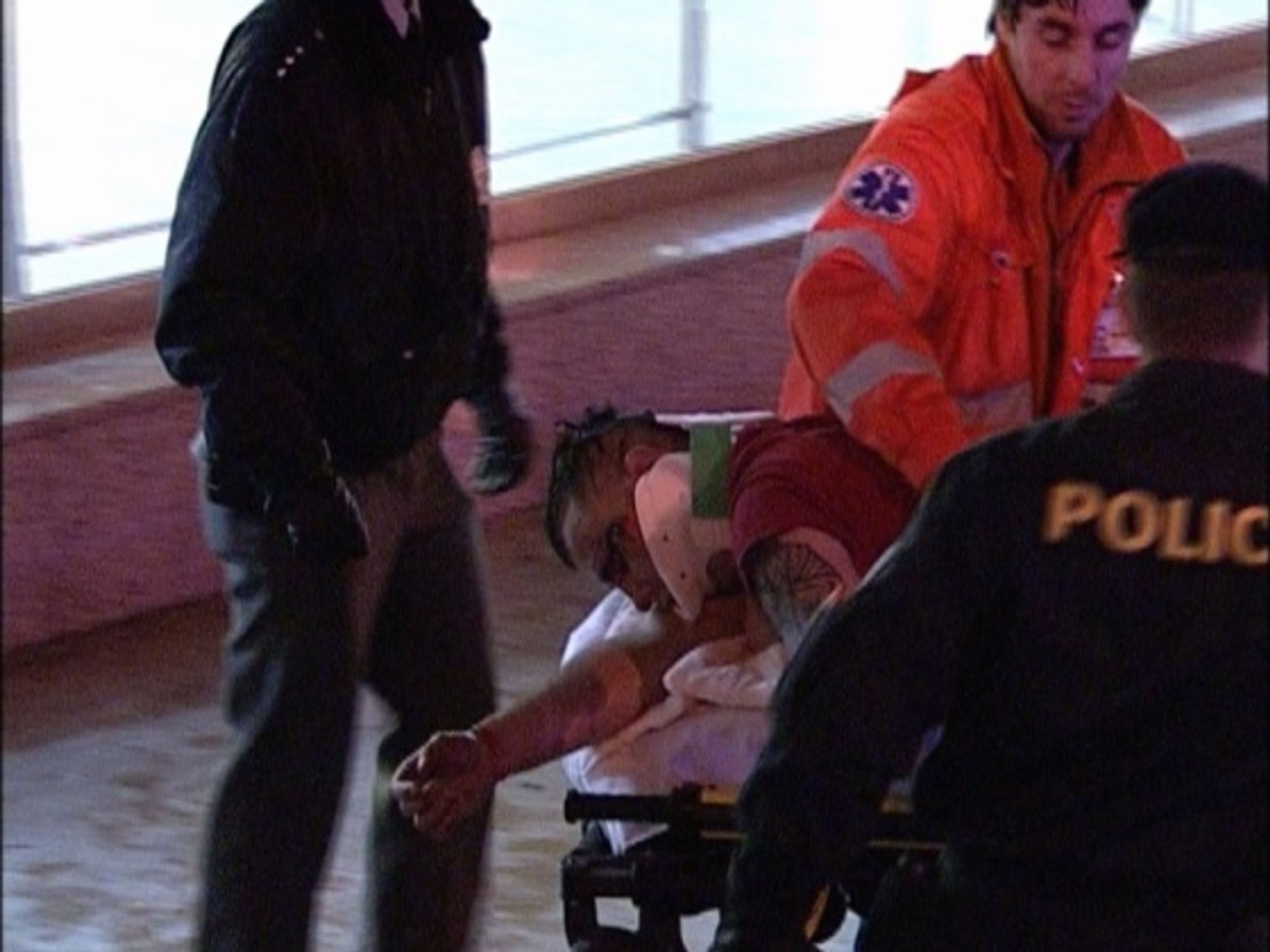 Policisté a záchranáři se starají o zraněného - Pražští záchranáři zažili noc hrůzy (4/5)