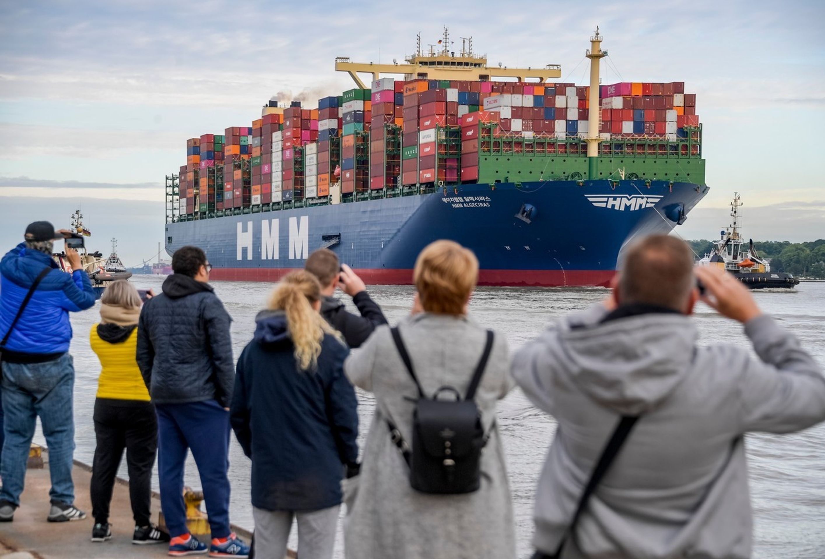 Největší kontejnerová loď světa HMM Algeciras připlula do Hamburku - 1 - GALERIE: Největší kontejnerová loď světa HMM Algeciras připlula do Hamburku (4/4)