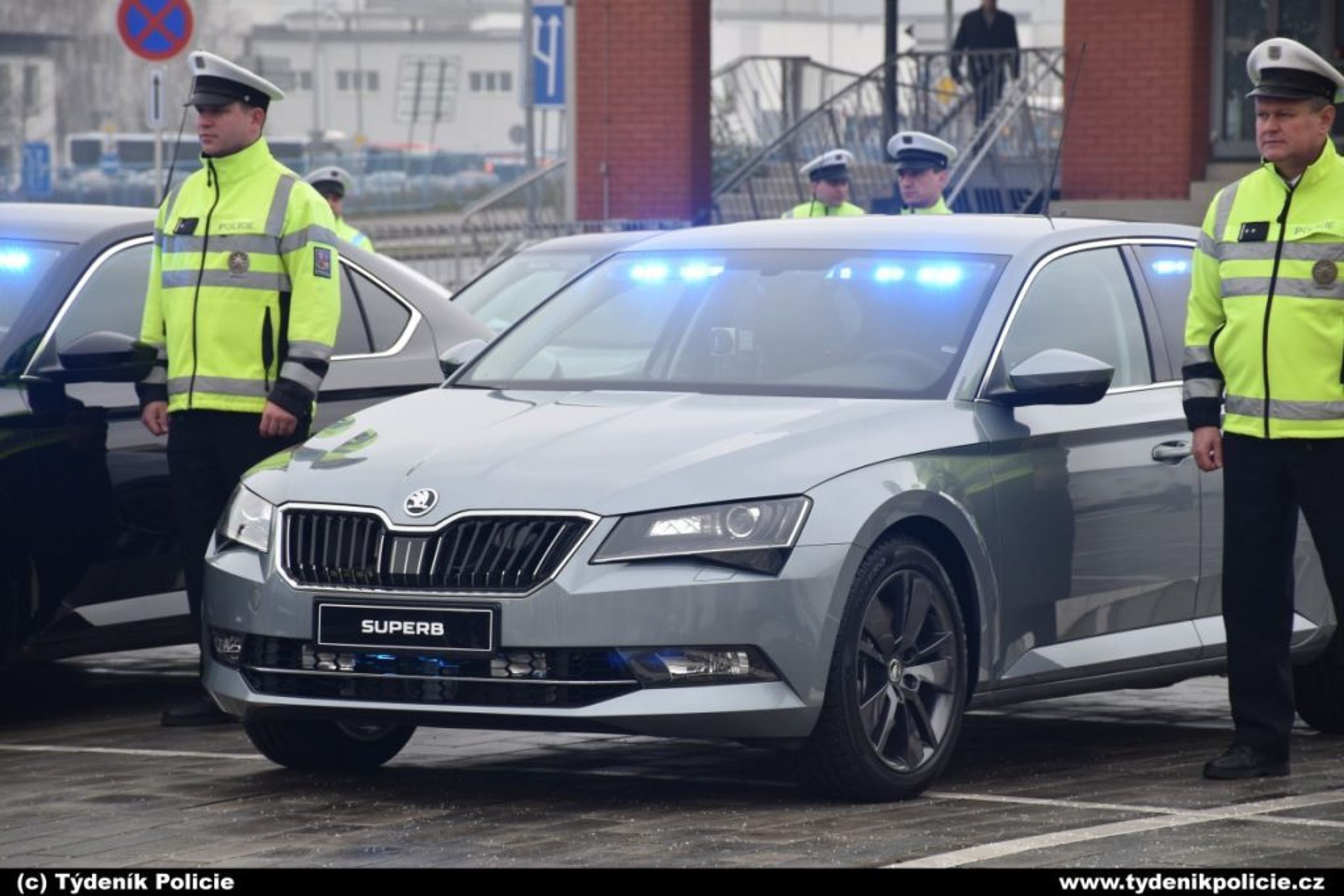 policie - 9 - FOTOGALERIE: Policejní Škody Superb (4/6)