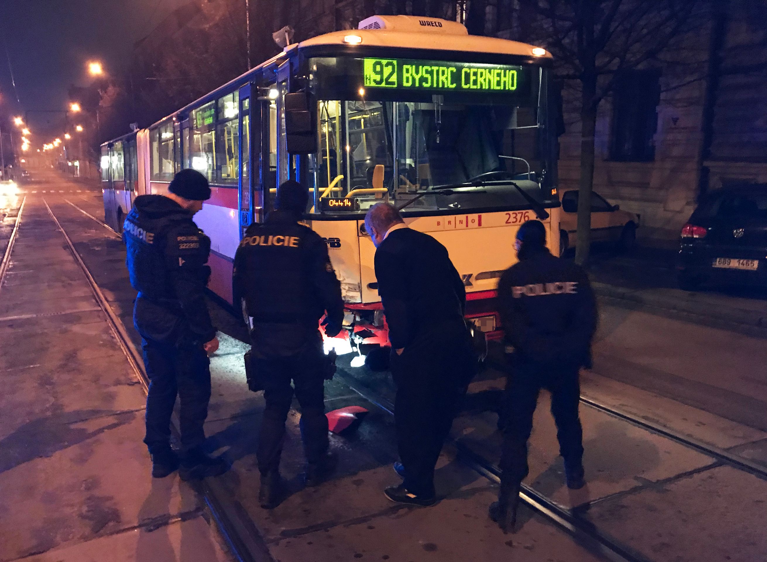 Nehoda auta a autobusu v Brně - 2 - GALERIE: Nehoda auta a autobusu v Brně (2/7)