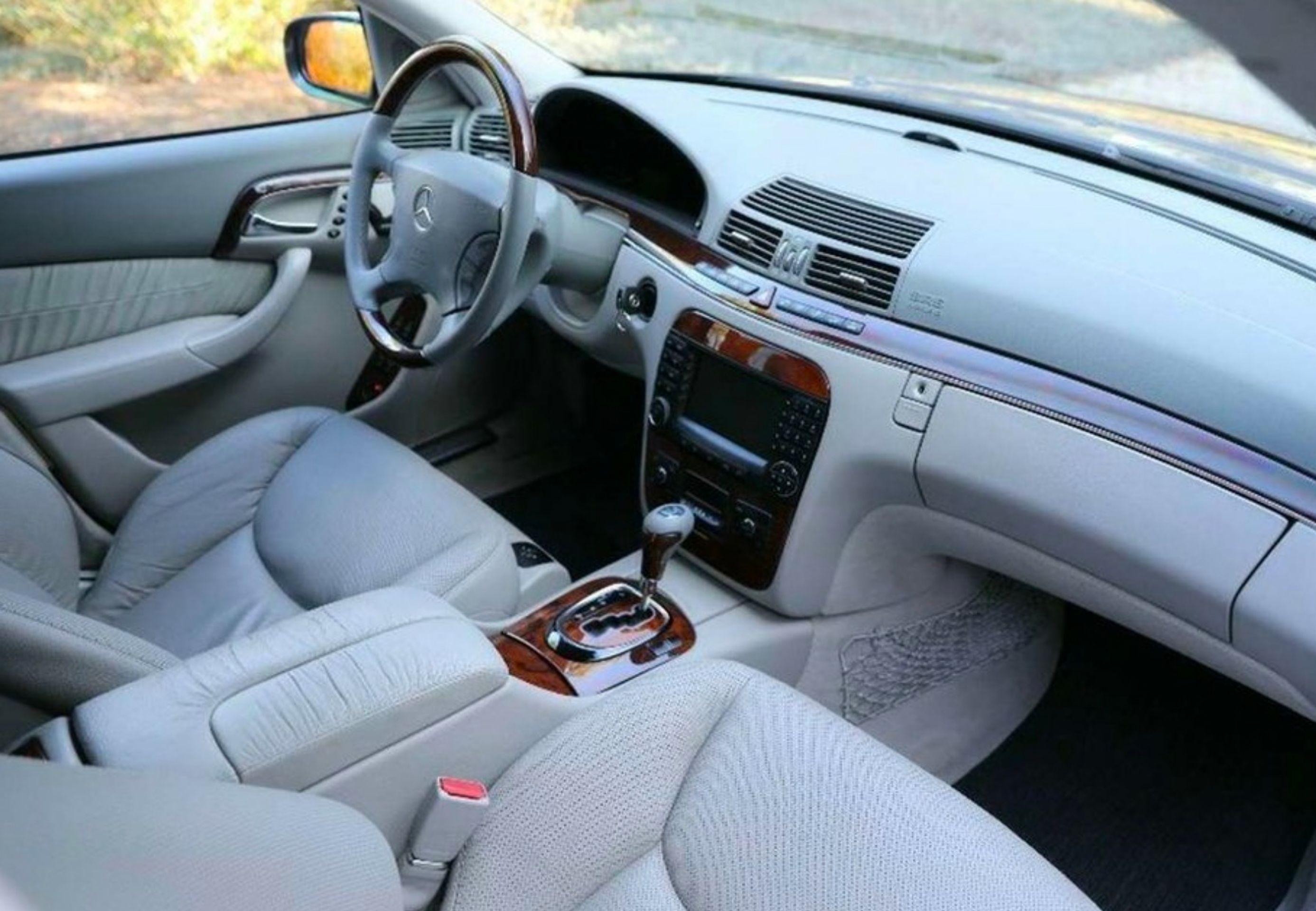 Mercedes-Benz S 500, který patřil Karlu Gottovi - 13 - Fotogalerie: Luxusní Mercedes patřil mezi oblíbená auta Karela Gotta (5/9)