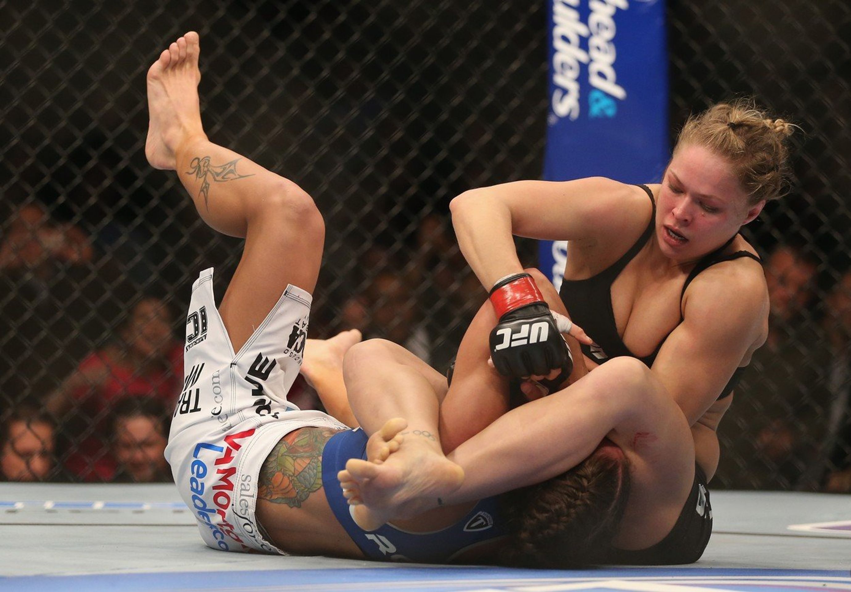 Liz Carmouche v souboji s Rondou Rousey - GALERIE: Liz Carmouche se utká s Lucií Pudilovou v UFC (3/4)