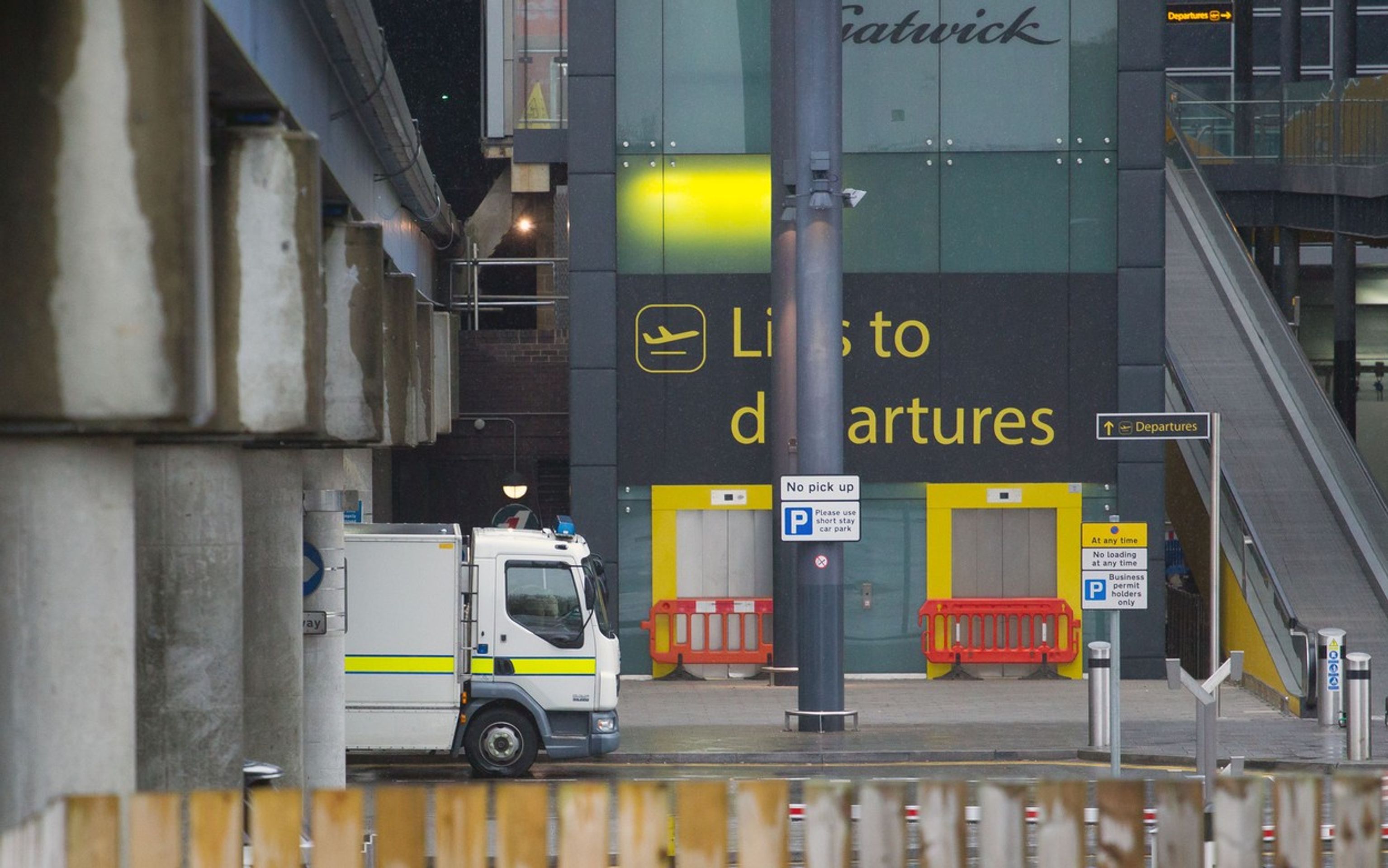 Evakuace letiště Gatwick kvůli ozbrojenci - GALERIE: Paříž a svět truchlí, strach obchází Evropu (12/12)