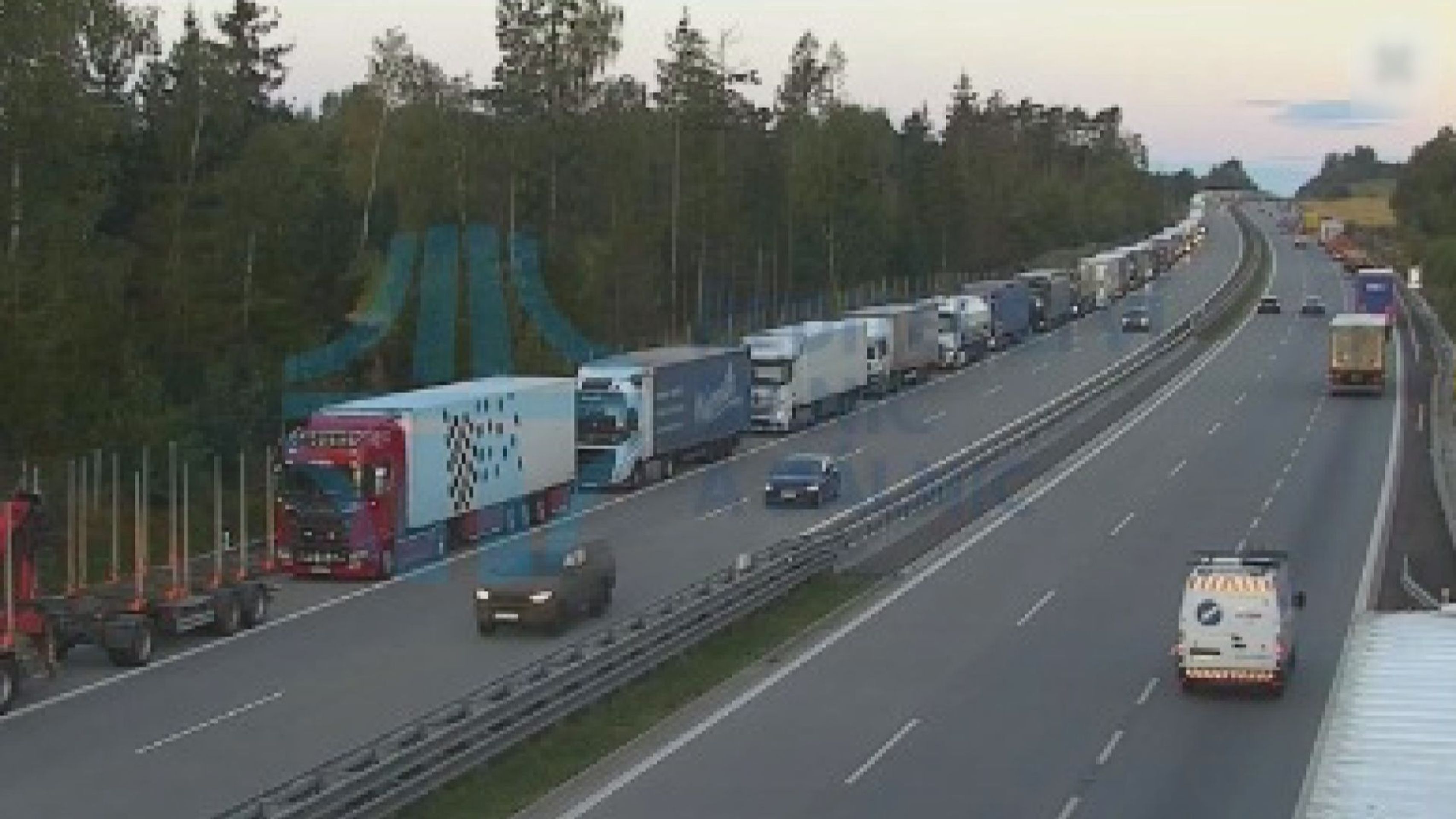 Dopravní kolaps na dálnici D1, ve směru na Brno stojí - Dopravní kolaps na dálnici D1, ve směru na Brno stojí (4/5)