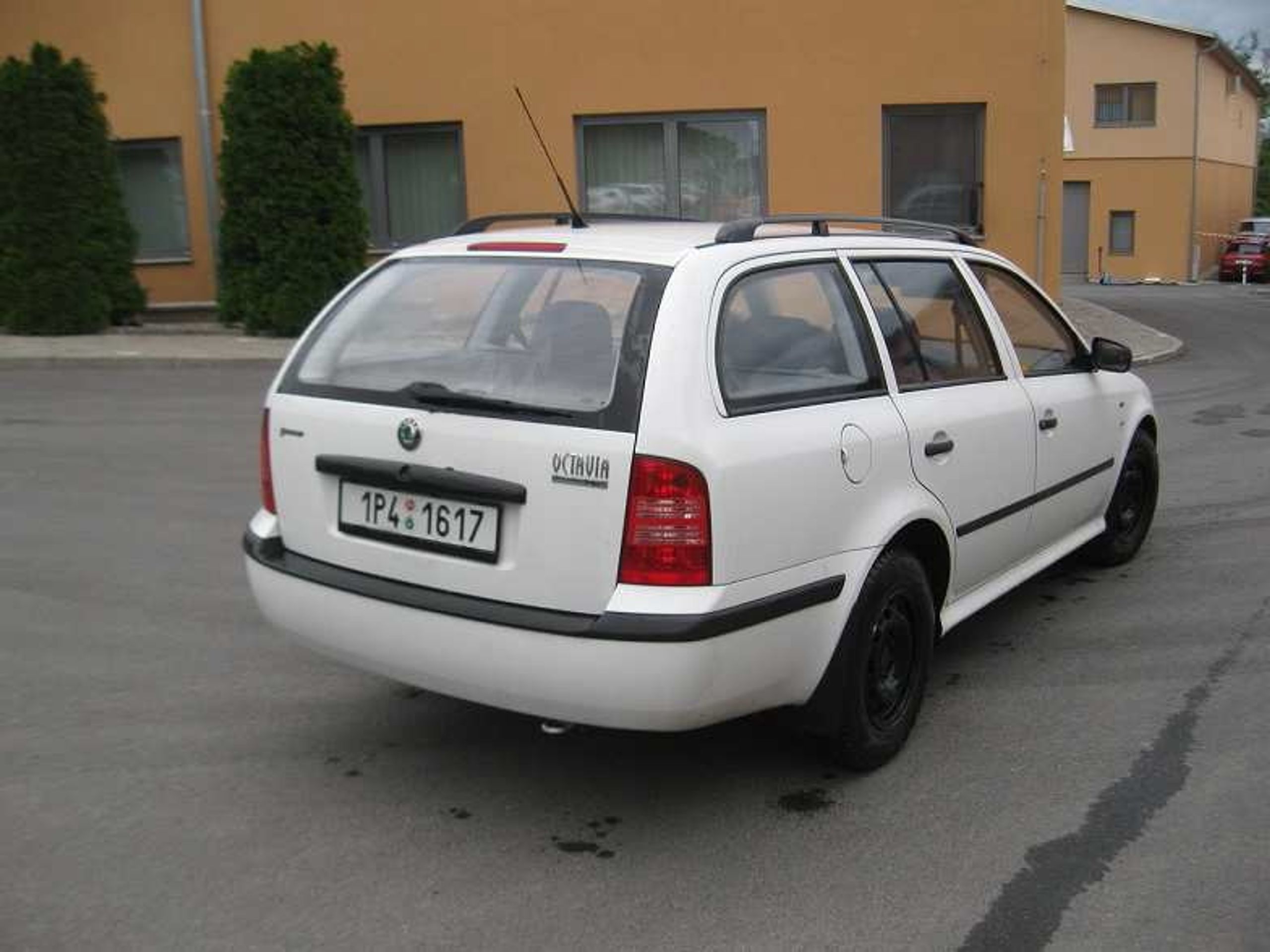 Dražba aut 19.6. 2015 - Škoda Octavia Combi, 25 000 Kč - GALERIE: Dražba aut 19.6. 2015 (20/23)