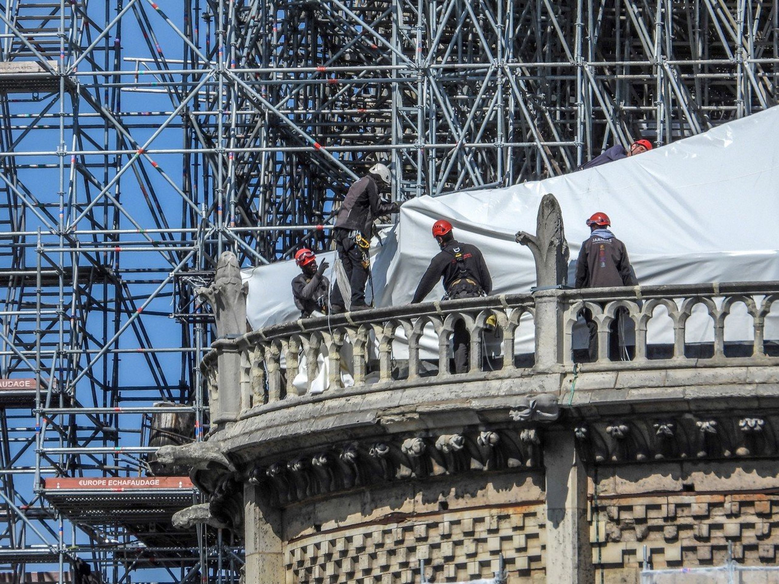Plachta na katedrále Notre-Dame - GALERIE: Pokládání plachty na katedrálu Notre-Dame (2/3)