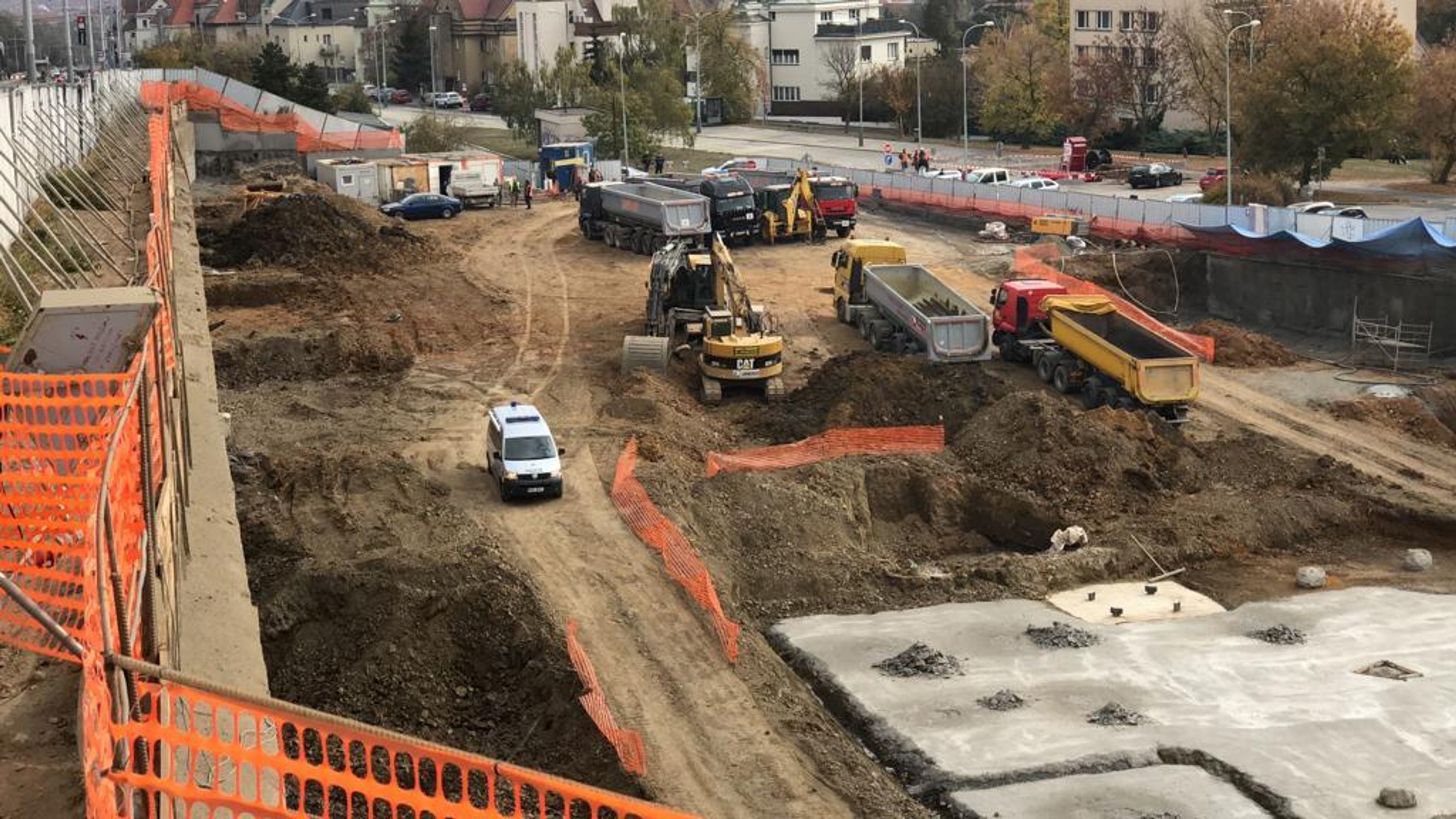 Metro v Praze nejede - staveniště - 8 - GALERIE: Pražské metro ochromila nehoda - stroj prorazil tubus (4/11)