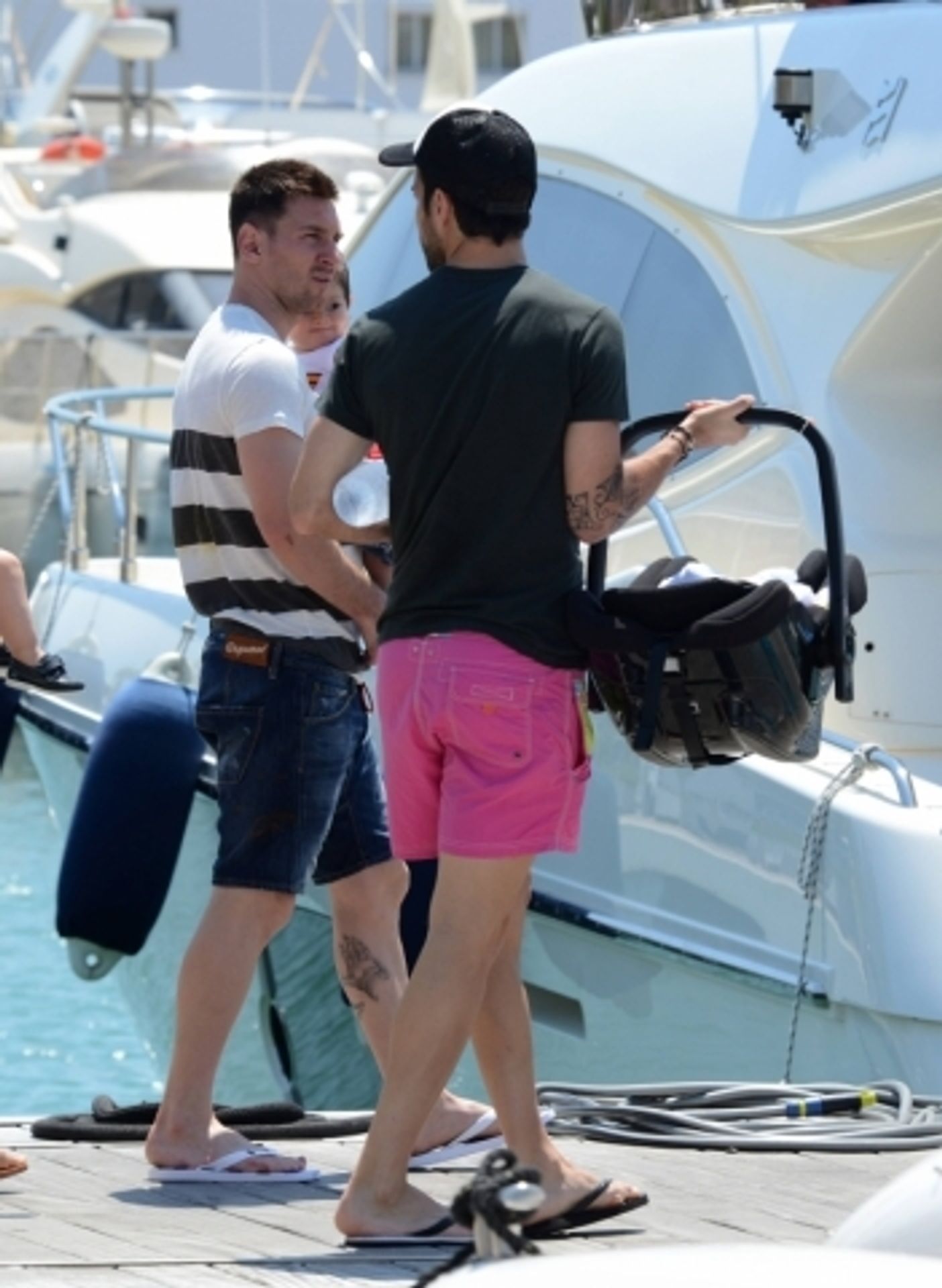 Messi, Fabregas a spol. na Ibize - 4 - GALERIE: Messi, Fabregas a spol. si užívají dovolené na Ibize (14/17)