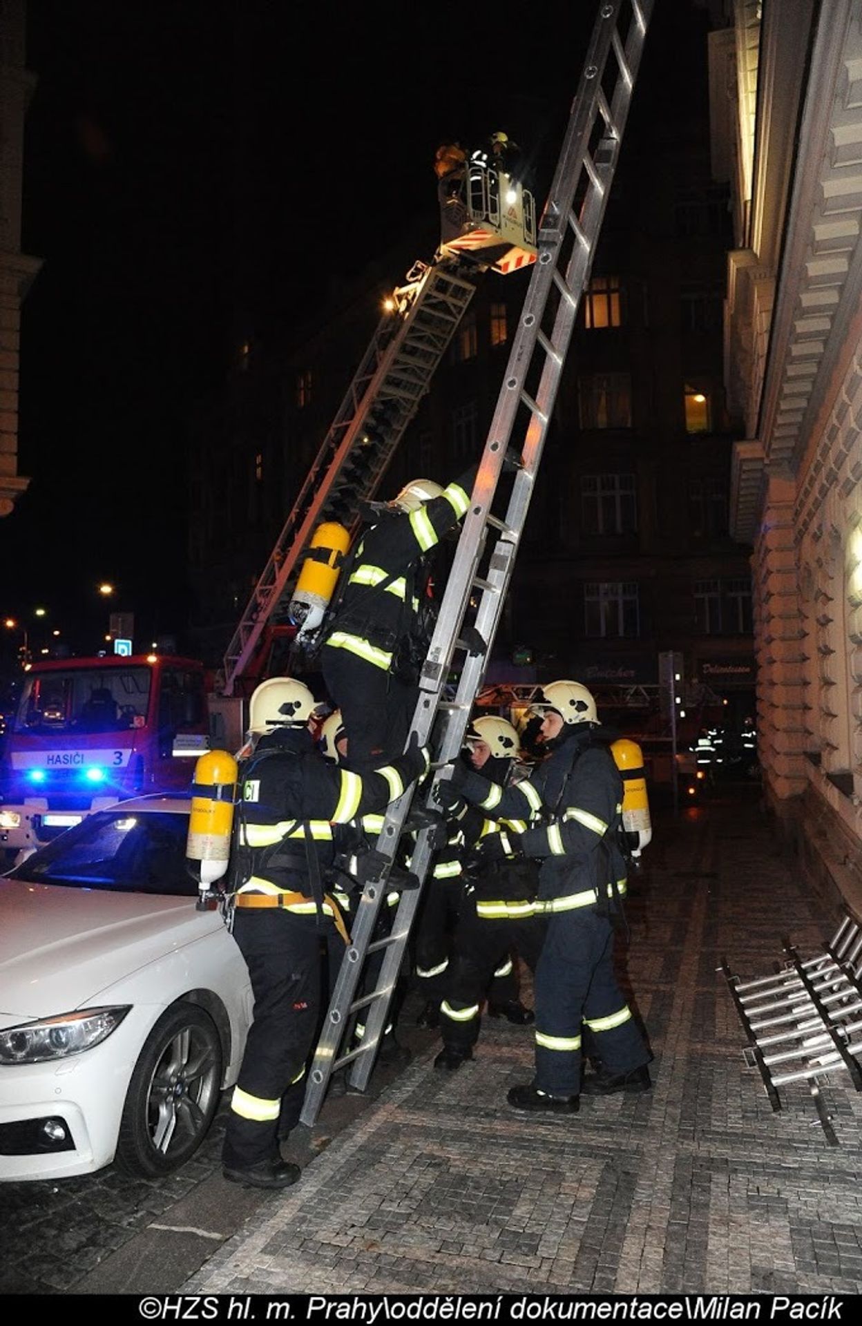 Při požáru hotelu v Praze zemřeli dva lidé - 6 - GALERIE: Požár hotelu v centru Prahy (28/33)