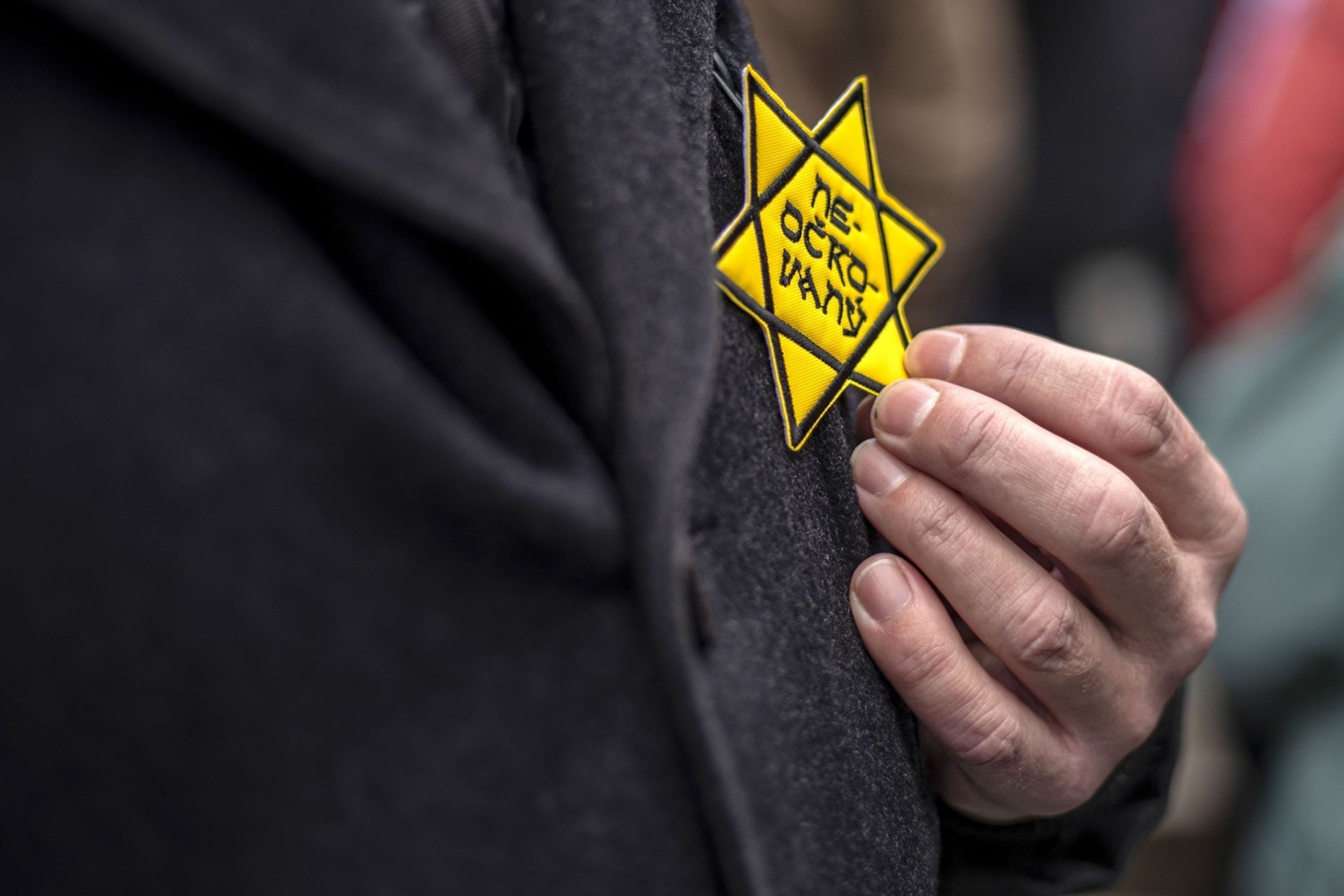 Demonstrace za Trumpa v Praze - 5 - GALERIE: Protestující v Praze měli na prsou židovské hvězdy (7/7)