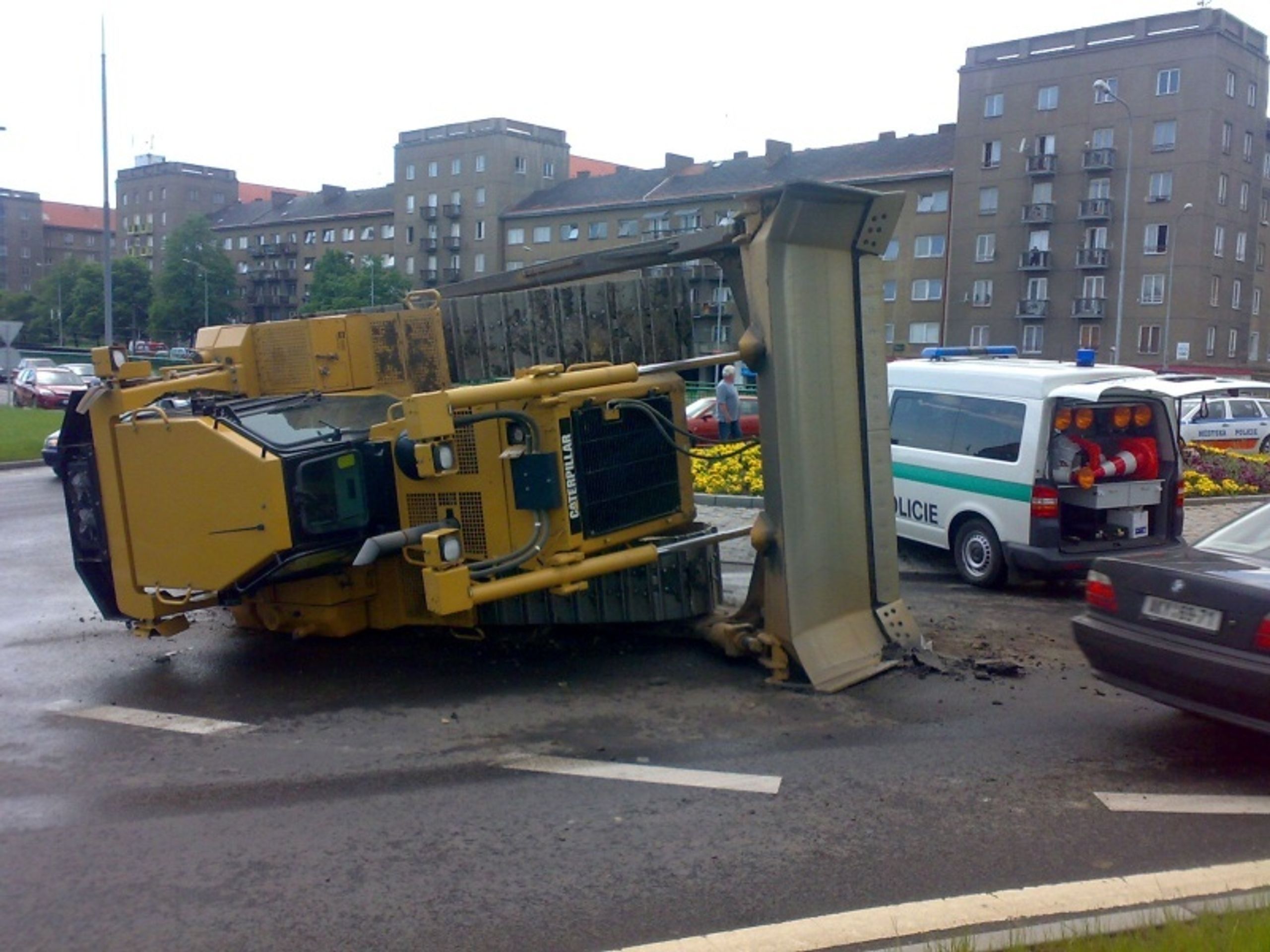 Bagr spadl z přívěsu - fotogalerie - spadlý bagr (3/3)