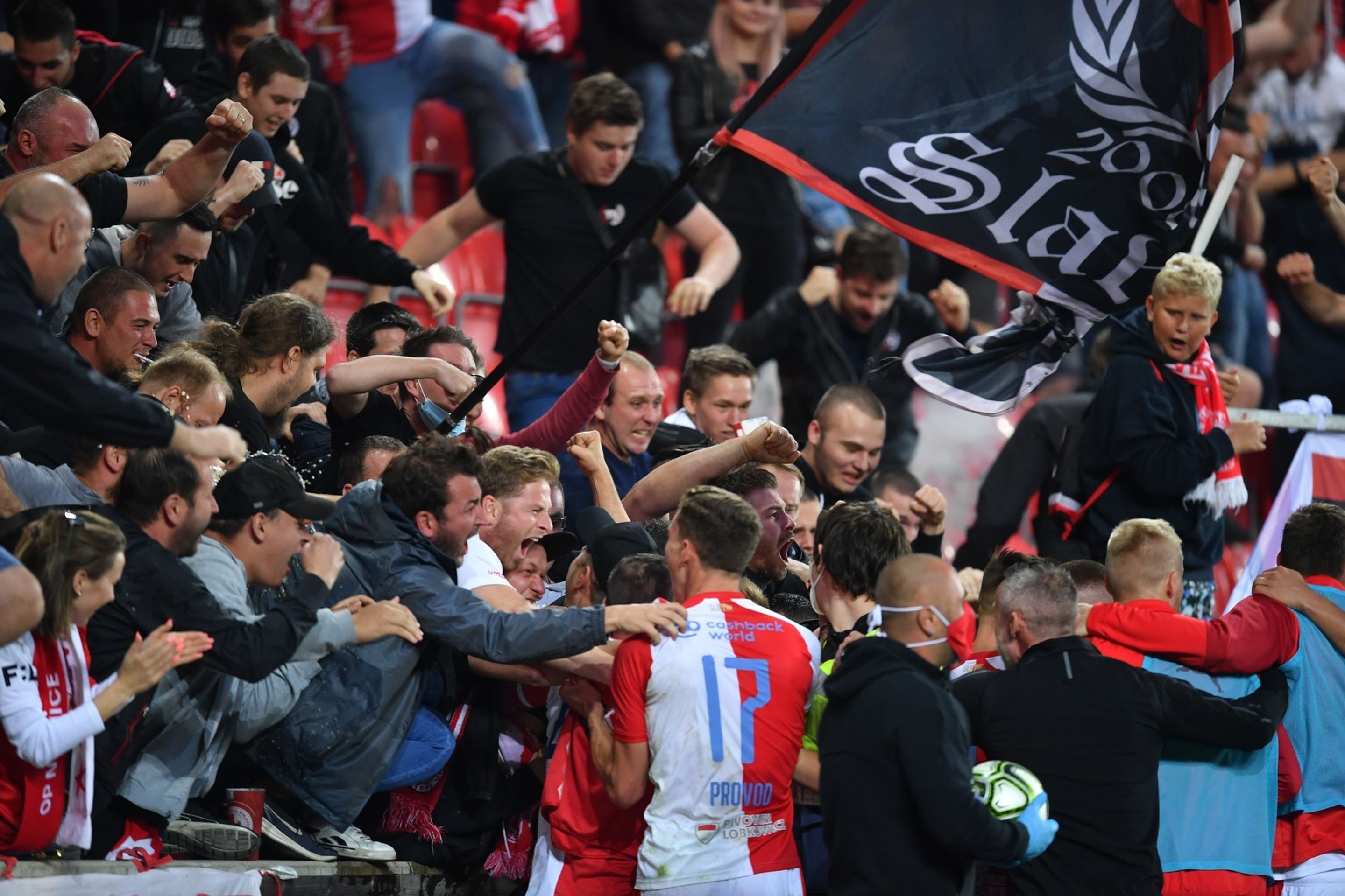Oslavy titulu fotbalové Slavie - 5 - OBRAZEM: Jak Slavia slavila titul. Fanoušci čekali před stadionem! (3/7)