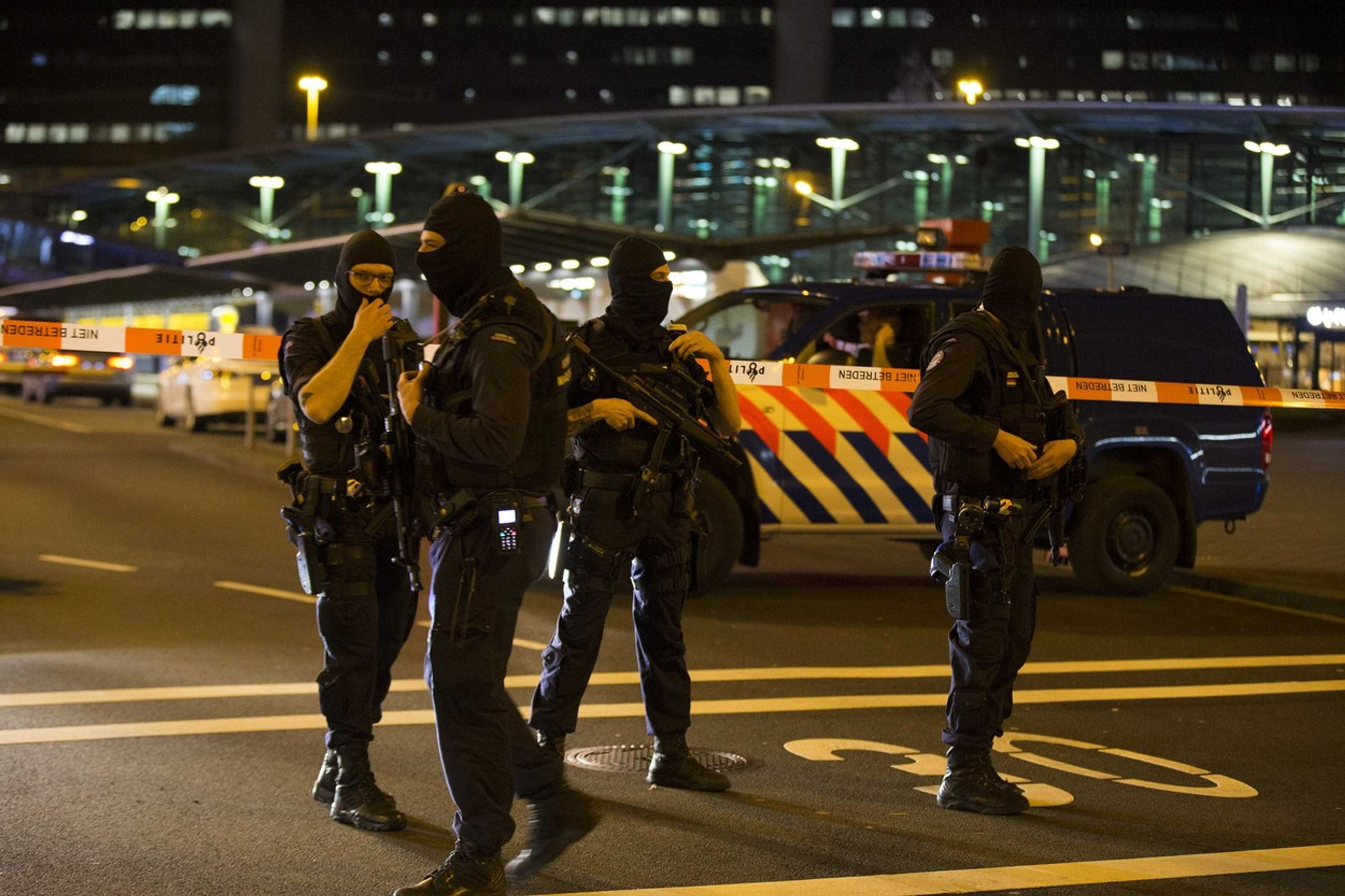 Policie uzavřela letiště v Amsterdamu - GALERIE: Evakuace amsterdamského letiště (7/8)
