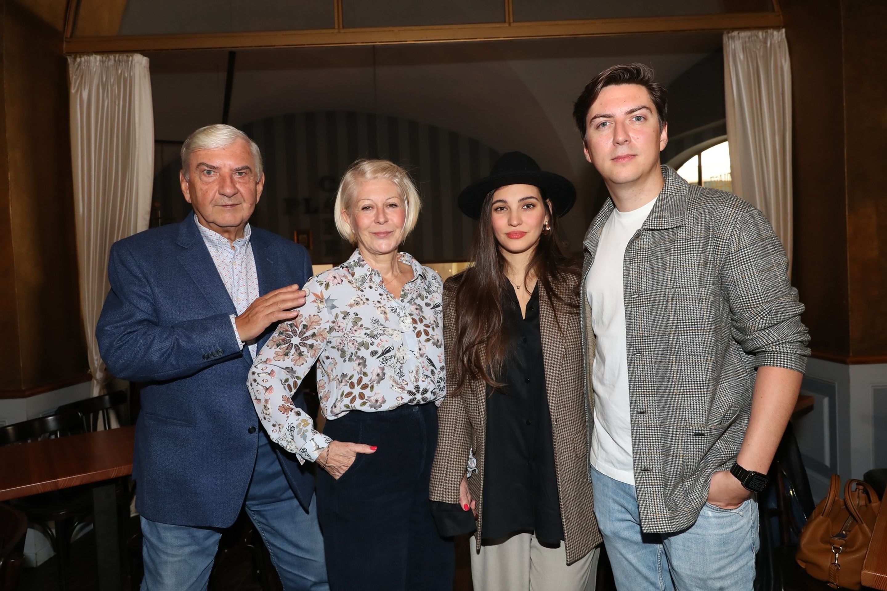 Zleva Miroslav Donutil, Zuzana Donutilová, Sára Donutilová a Martin Donutil, 25. 10. 2024 - Sára Donutilová a Martin Donutil (1/9)