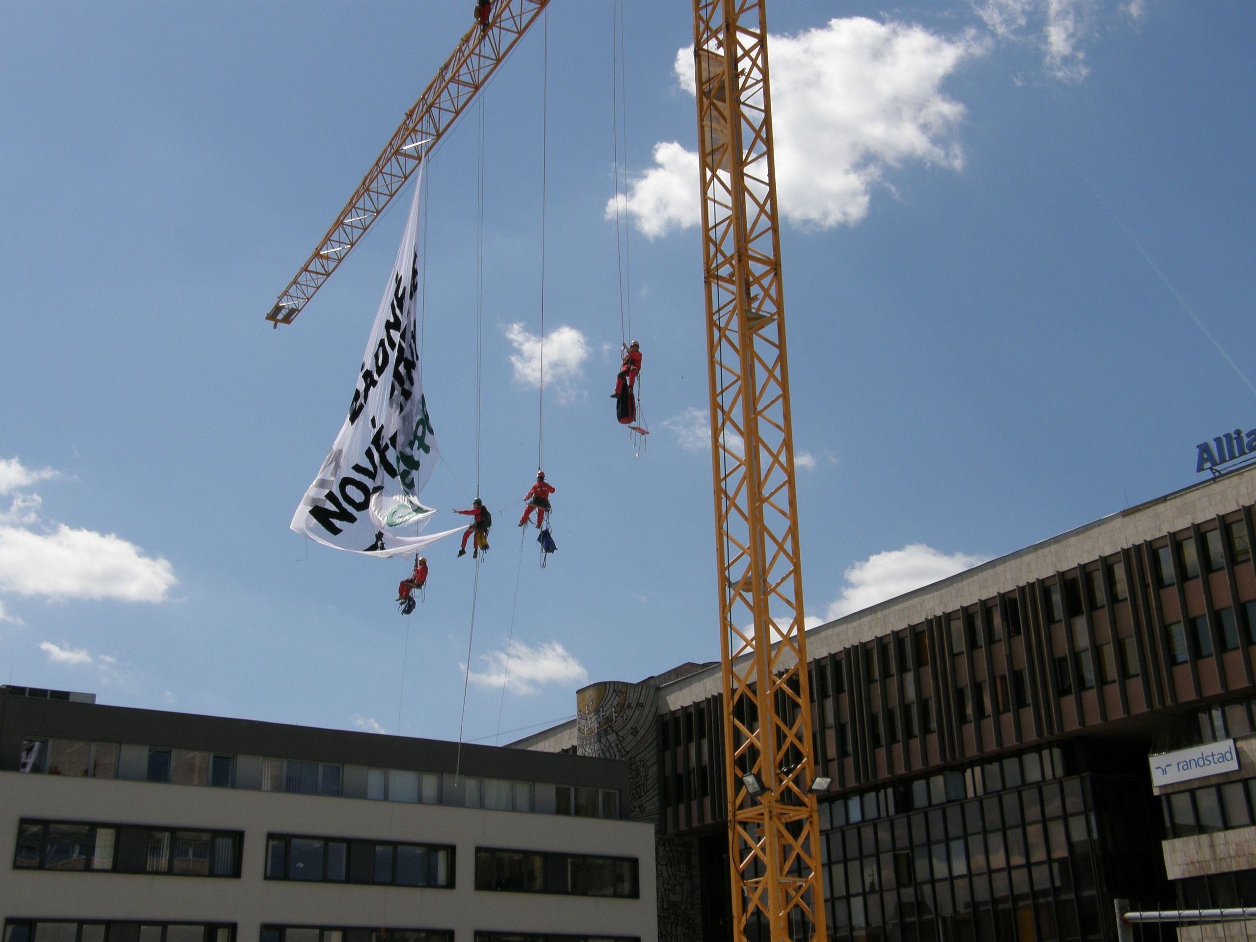 Na jeřábu proti Prunéřovu! Greenpeace protestují proti uhelným elektrárnám - 8 - GALERIE: Na jeřábu proti Prunéřovu! Greenpeace protestují proti uhelným elektrárnám (1/8)