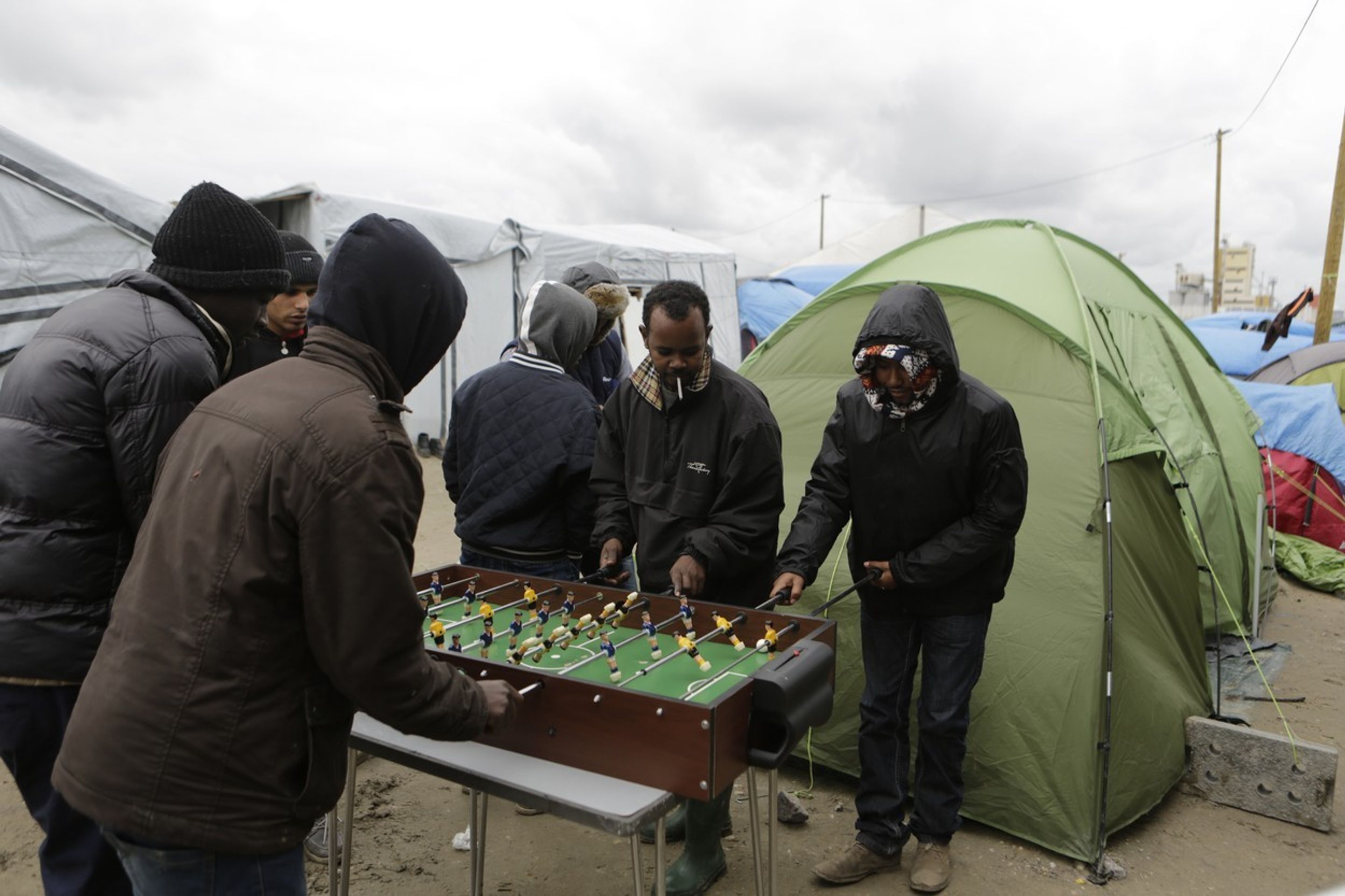Život v táboře Calais - Stolní fotbálek - GALERIE: Život v táboře Calais (9/10)