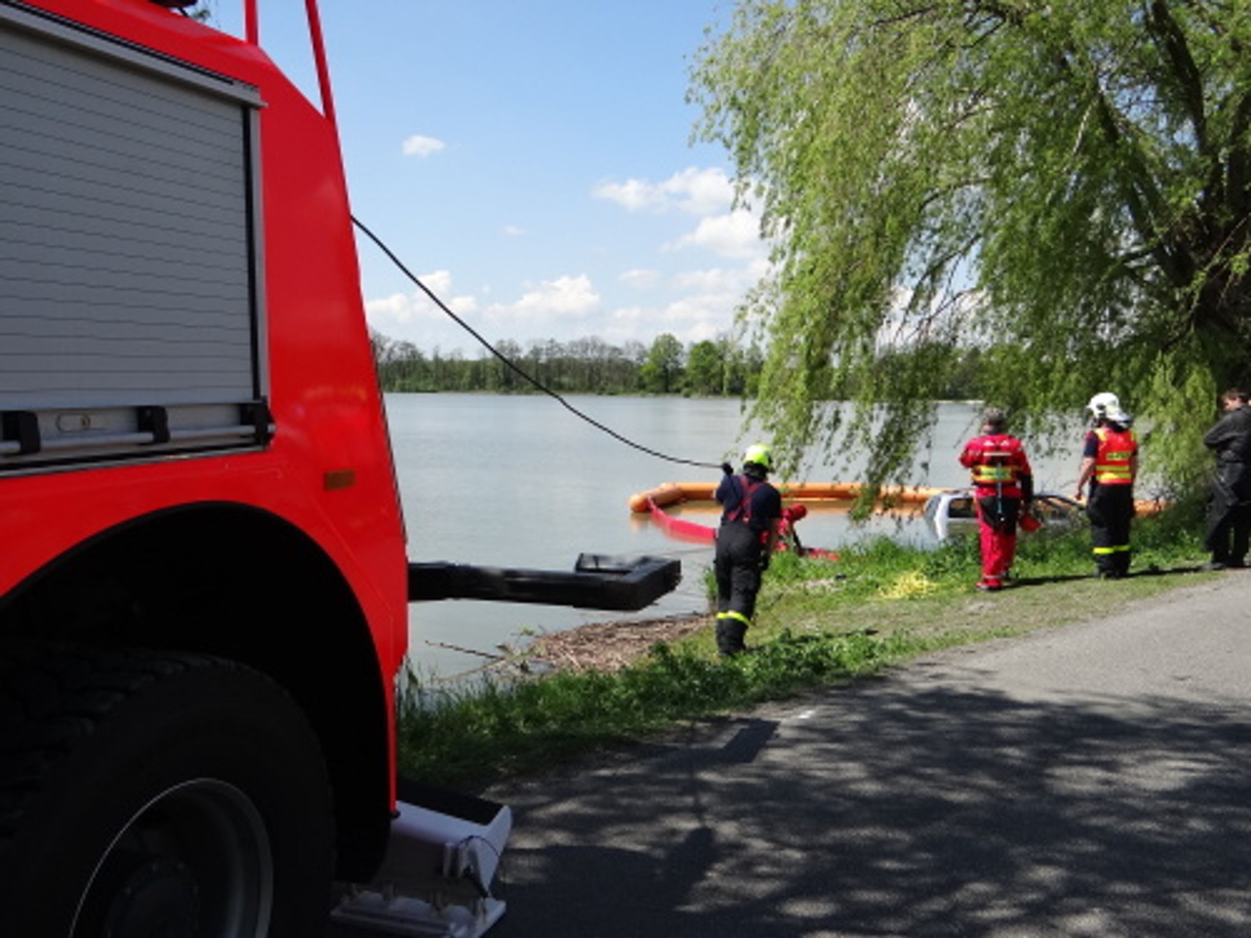 Hasiči lovili auto z rybníka Bezruč - GALERIE: Hasiči vytahovali auto z rybníka Bezruč (8/14)