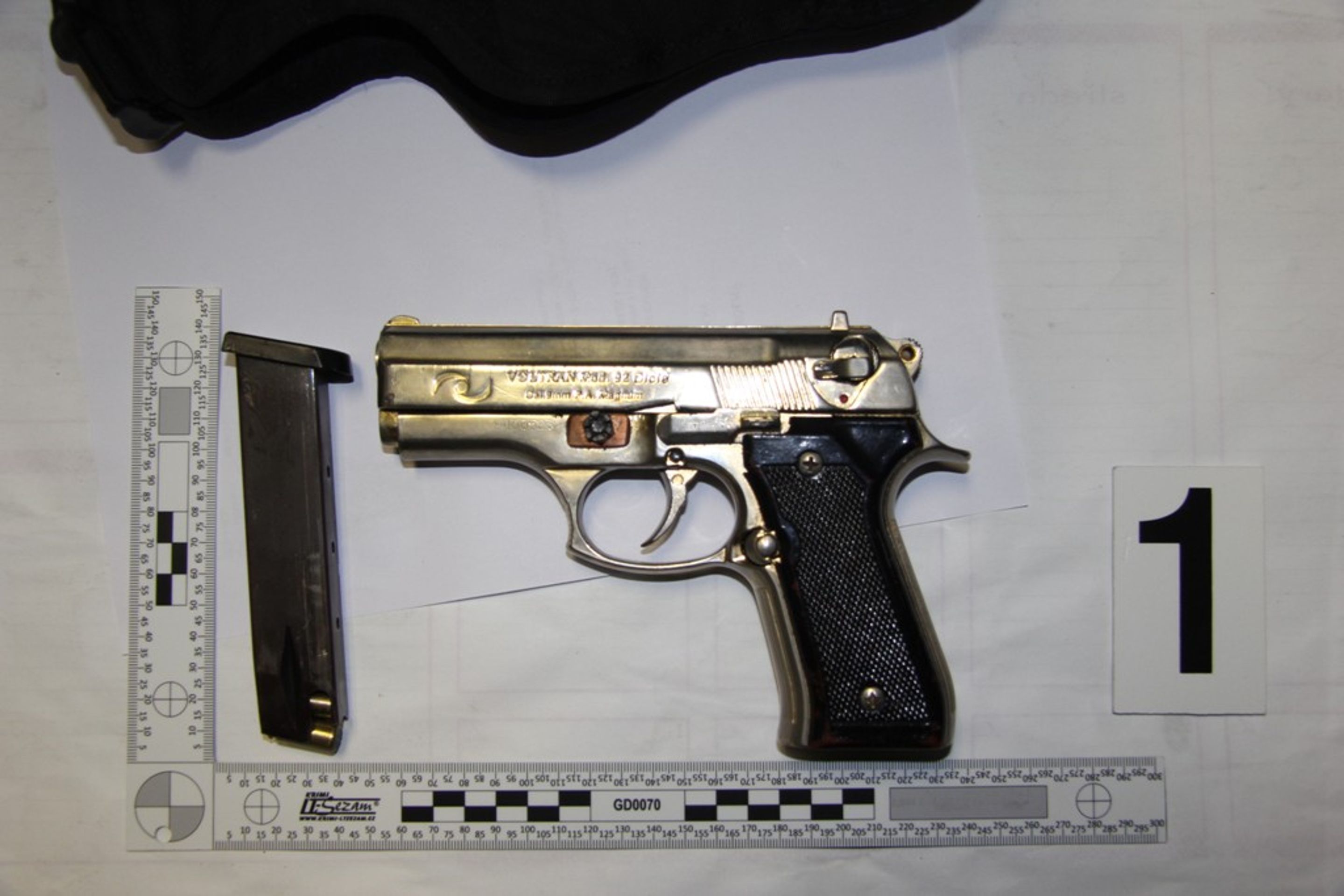 Policisté u zadržených výrobců drog nalezli zbraně - Policisté u zadržených výrobců drog nalezli zbraně (1/4)