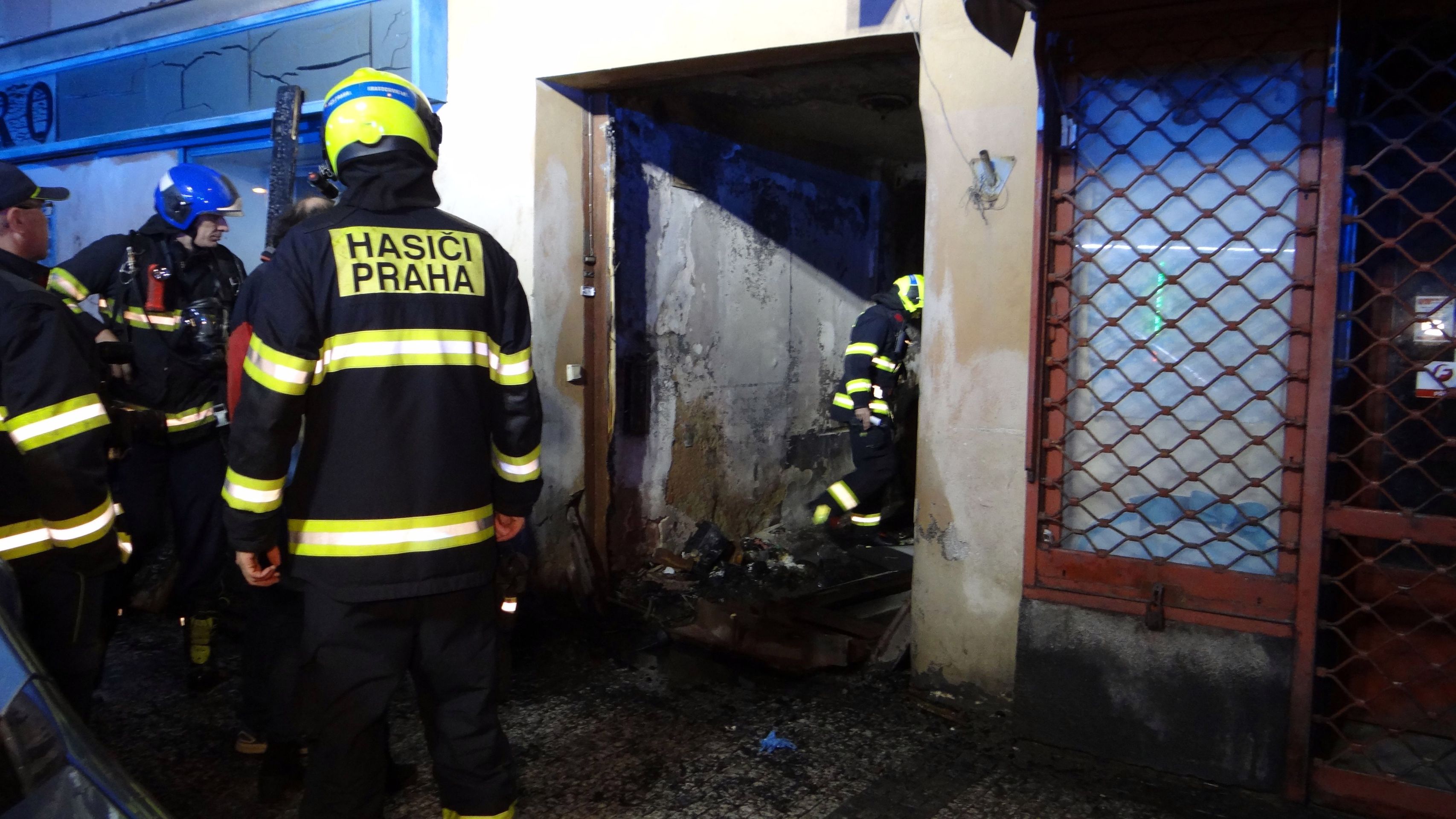 U požáru v průjezdu činžáku zasahovaly čtyři jednotky - GALERIE: Noční požáry v Praze (6/9)