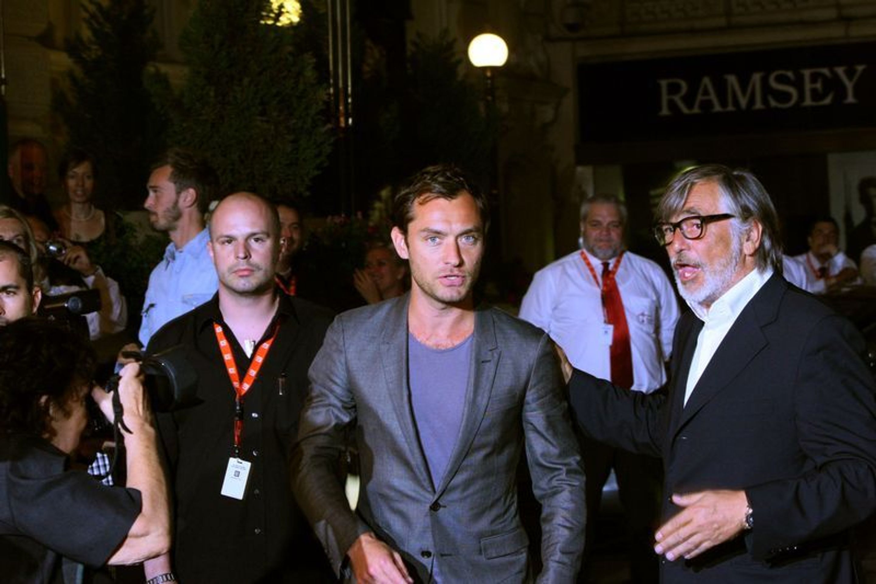 Jude Law na festivalu v Karlových Varech - 1 - GALERIE: Jude Law na festivalu v Karlových Varech (10/12)