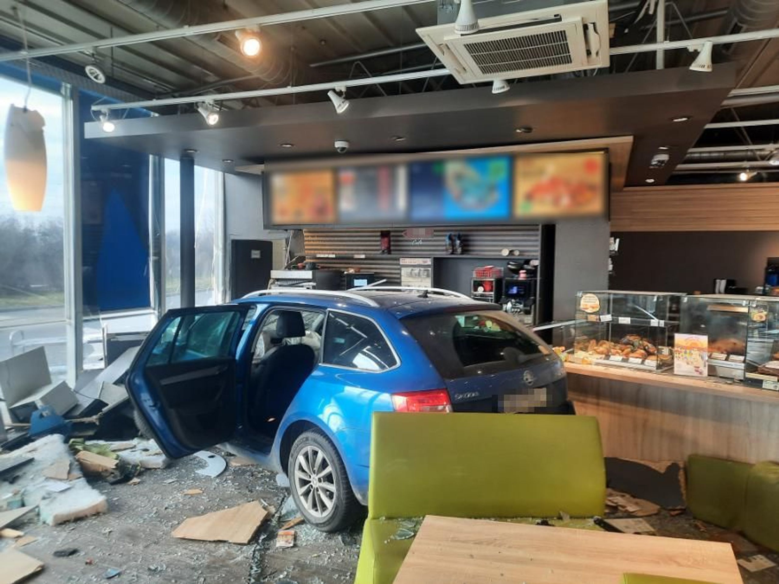 Auto narazilo do benzinky - Nehoda v Olomouci (2/4)