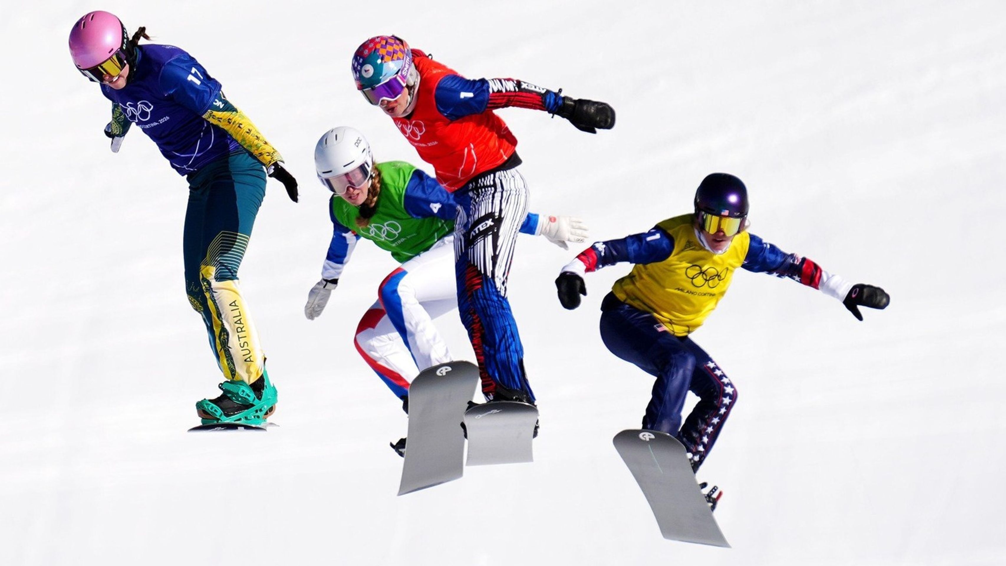 Snowboardcrossařka Eva Adamczyková (v červeném) a její soupeřky na trati svahu Mottolino - Eva Adamczyková získala na ZOH 2026 stříbrnou medaili (8/9)